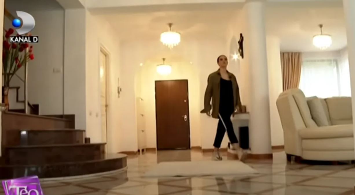 Imagini din casa în care locuiește Betty Salam. Vila are două etaje și arată ca un palat