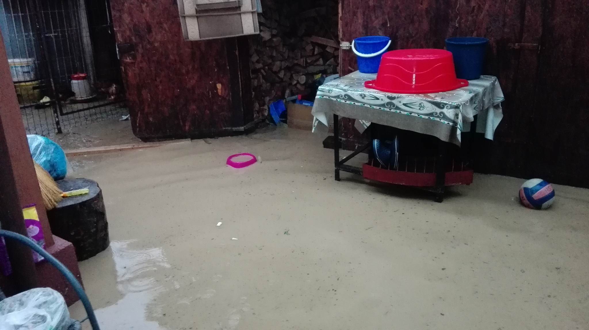 UPDATE: Inundațiile și furtunile au făcut ravagii în șase județe din țară. Zeci de oameni, pe drumuri în urma vijeliei