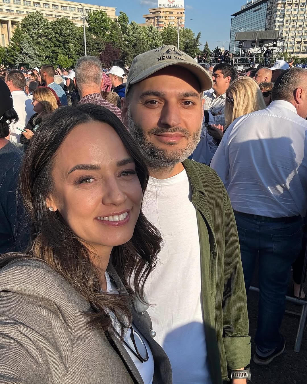 Mesajul transmis de Andreea Raicu la mitingul „România în lumină”: „Ca femeie, am fost învățată să tac”. Vedeta l-a îmbrățișat pe Nicușor Dan