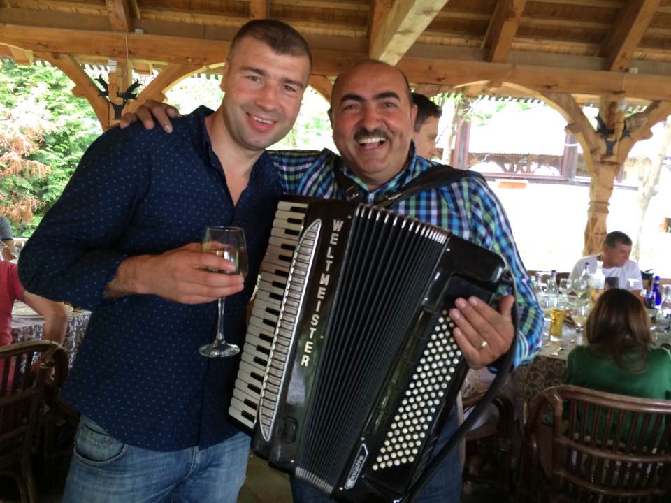 VIDEO | Cine este lăutarul care a animat petrecerea campionilor de la CFR Cluj. Iulian de la Ciocănești le-a cântat unor sportivi celebri: Simona Halep, Ilie Năstase sau Lucian Bute