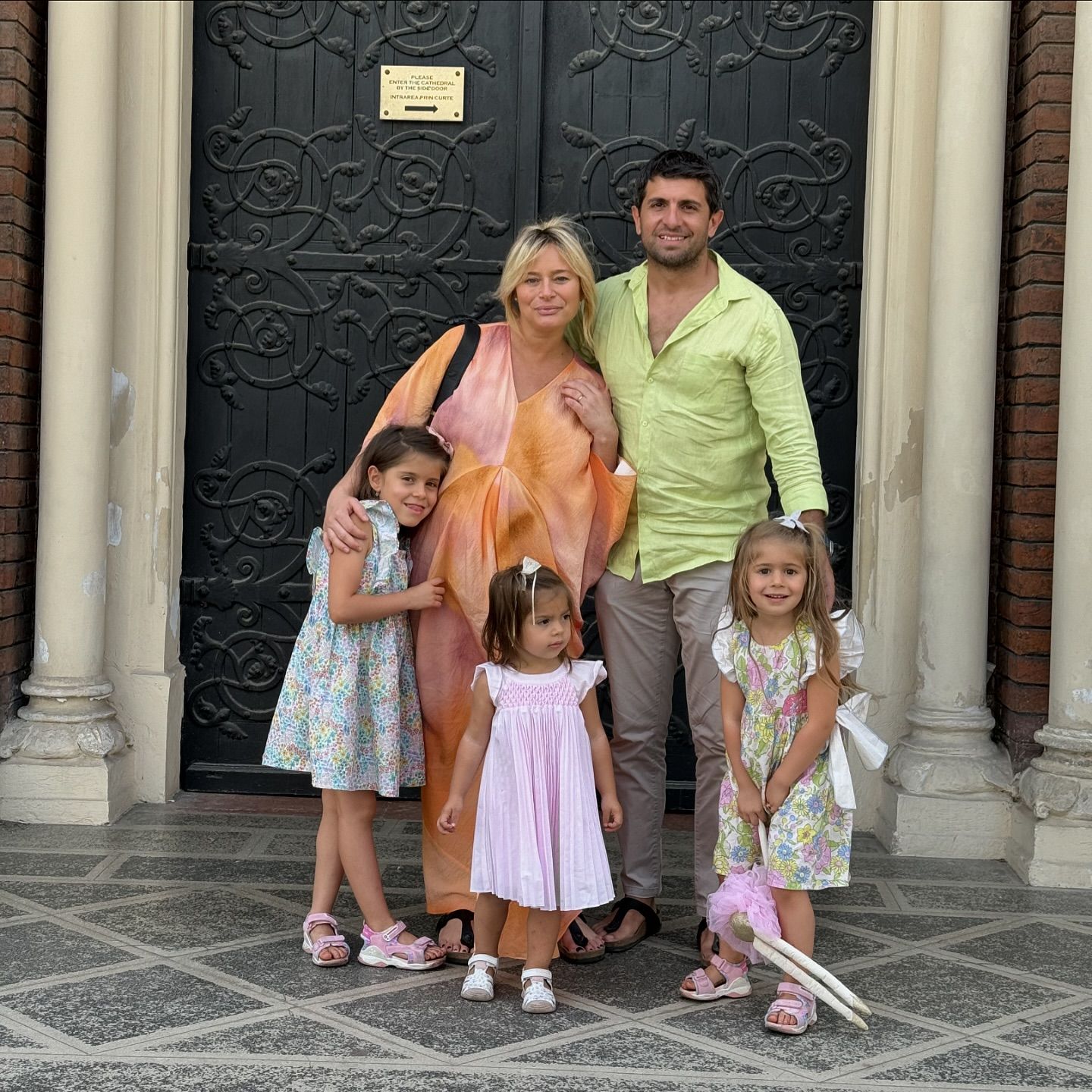 Prin ce trece Laura Cosoi la două luni după ce a devenit mamă a patra oară: „Nu mă puteam ridica din pat”. Și-a luat fiica pe platoul de filmare