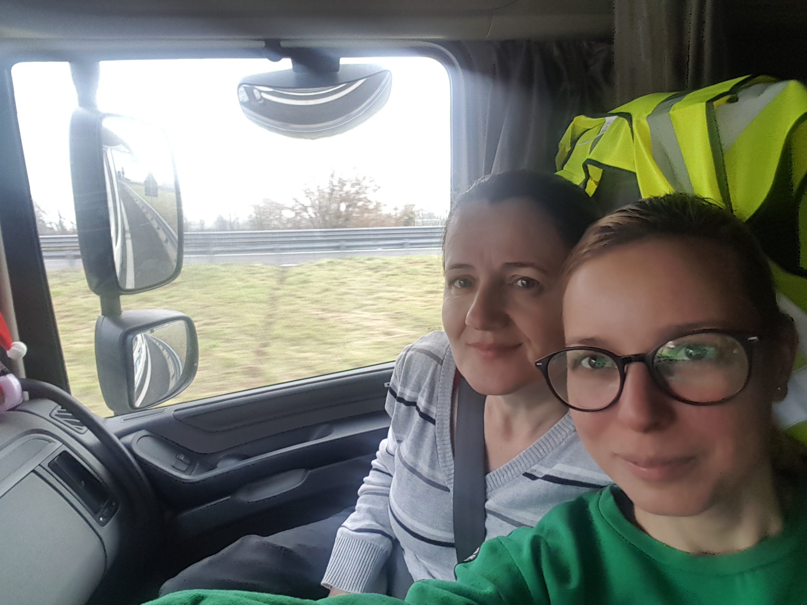 VIDEO / Trei într-un TIR. Ce înseamnă să parcurgi 1.400 de kilometri într-un camion