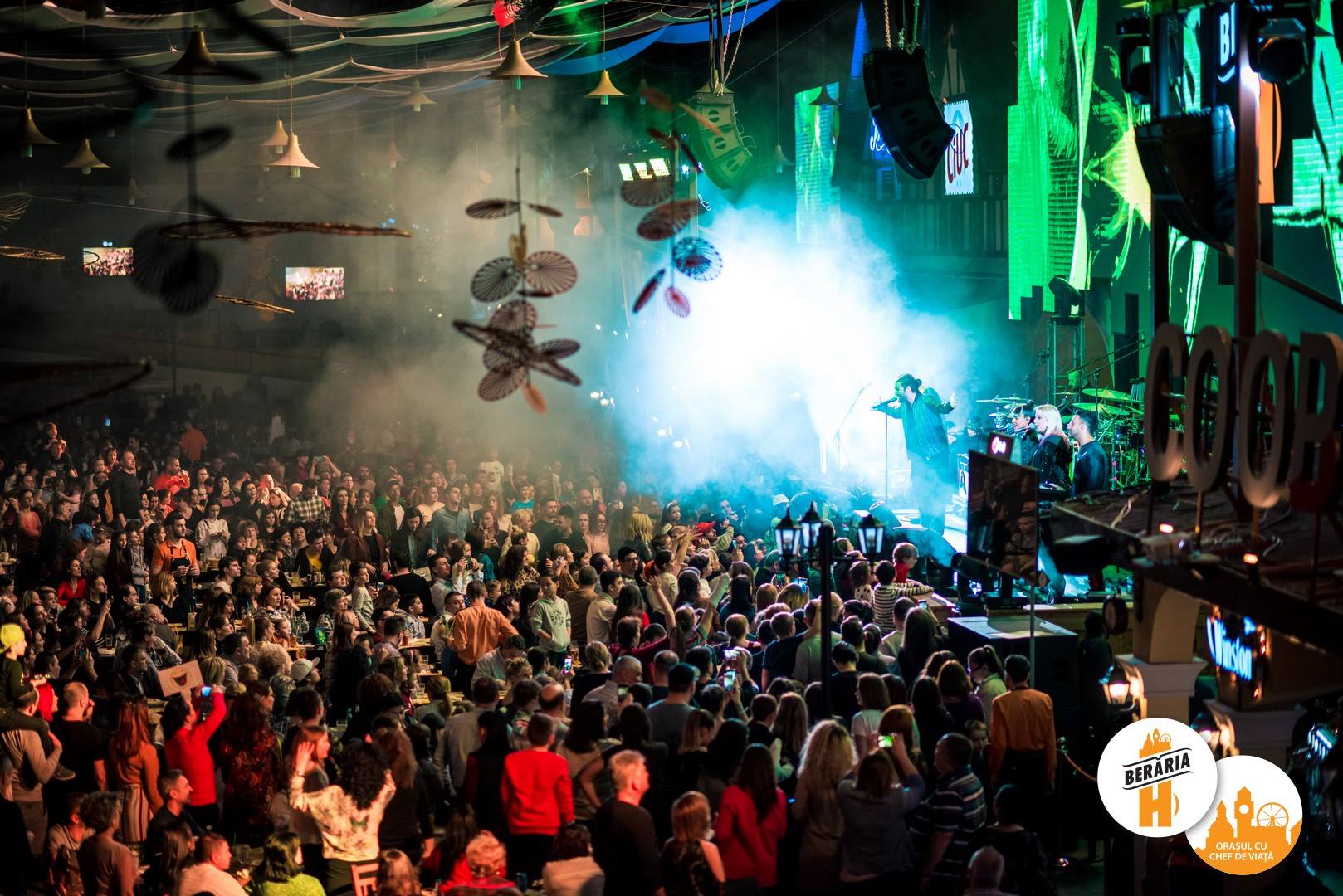 Cum a fost surprinsă Gina Pistol la un concert de-al lui Smiley. Îl susține din public | FOTO