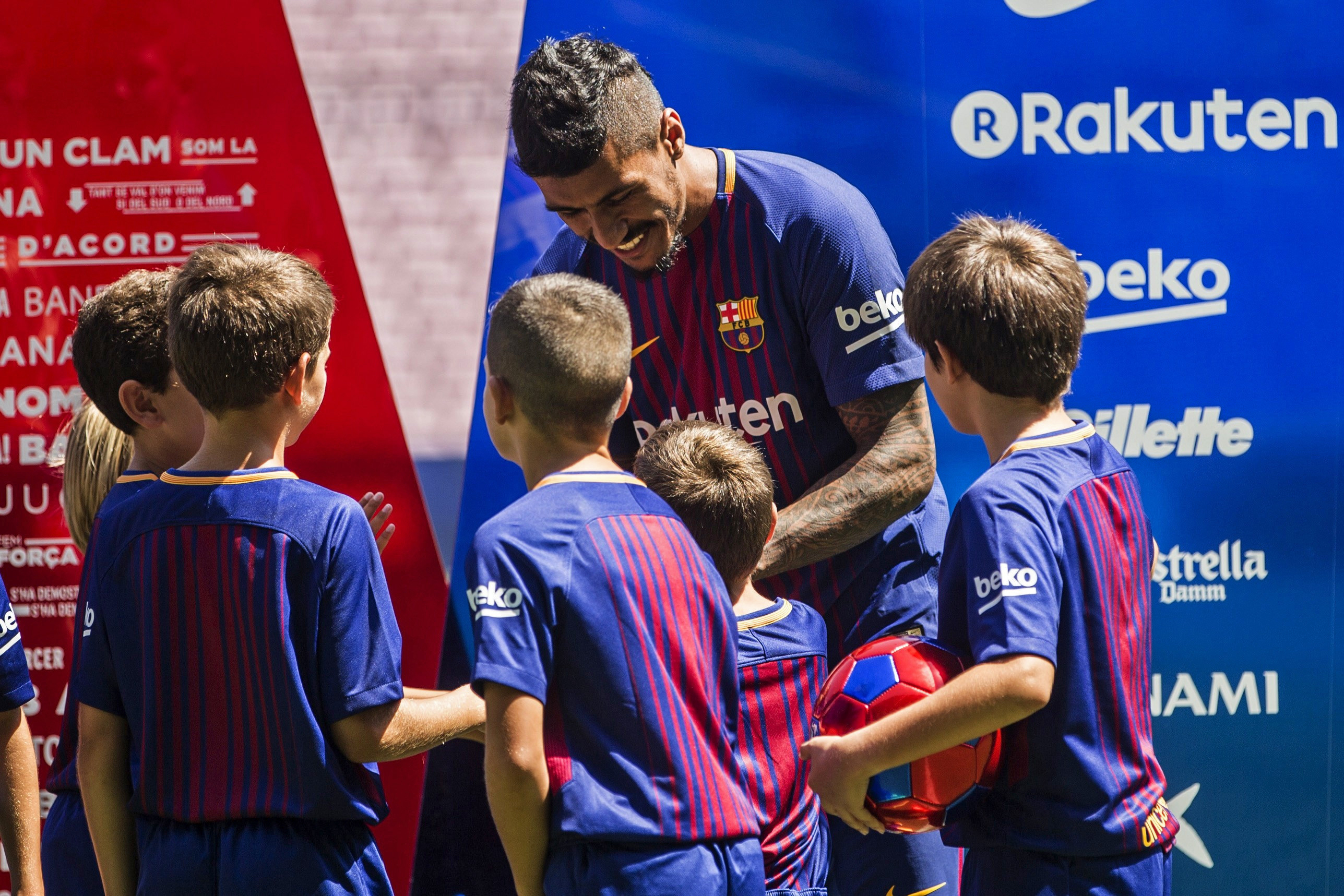 Brazilianul Paulinho a fost prezentat oficial la FC Barcelona / GALERIE FOTO