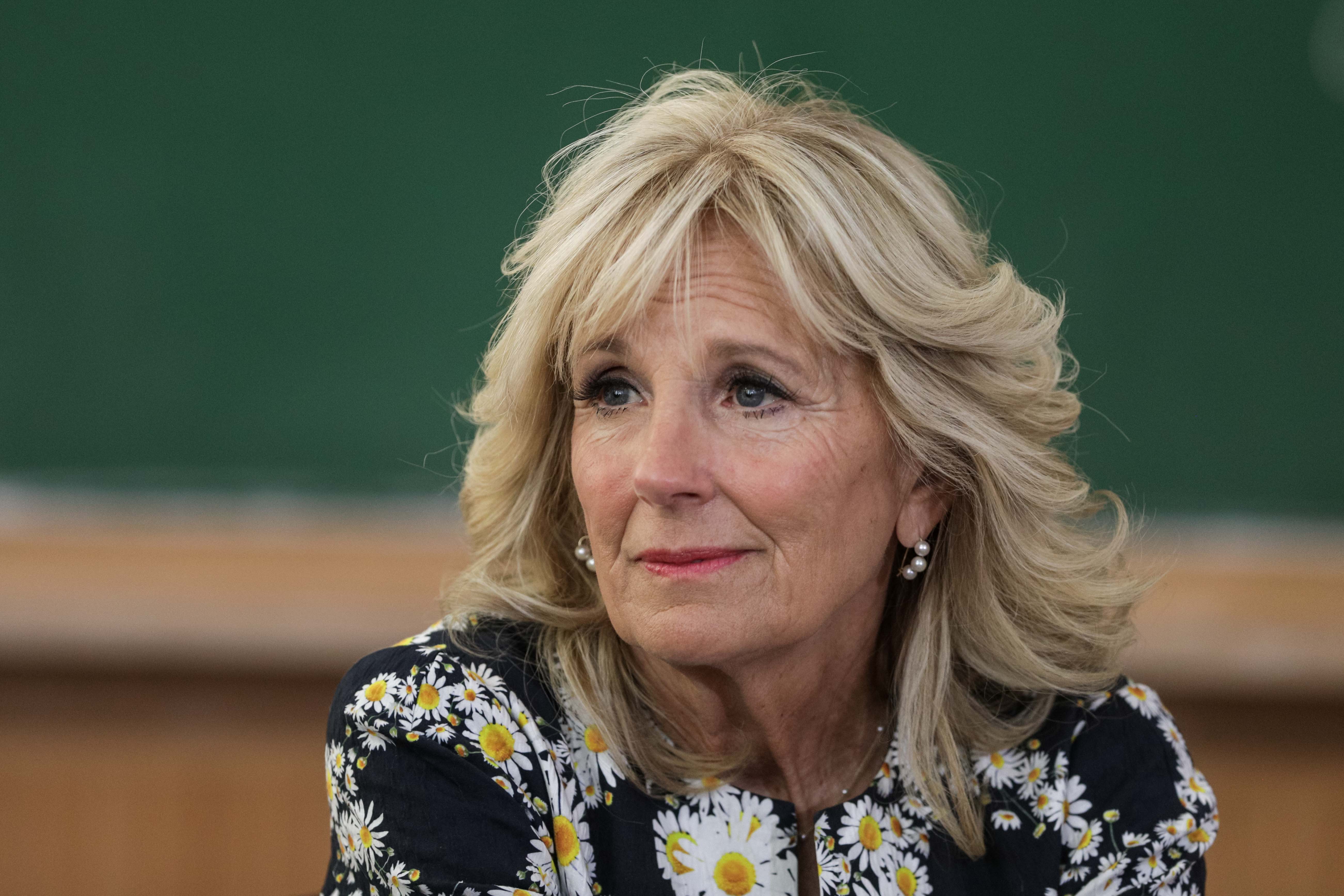 Jill Biden a vizitat alături de Carmen Iohannis o şcoală din București care găzduiește elevi ucraineni refugiați
