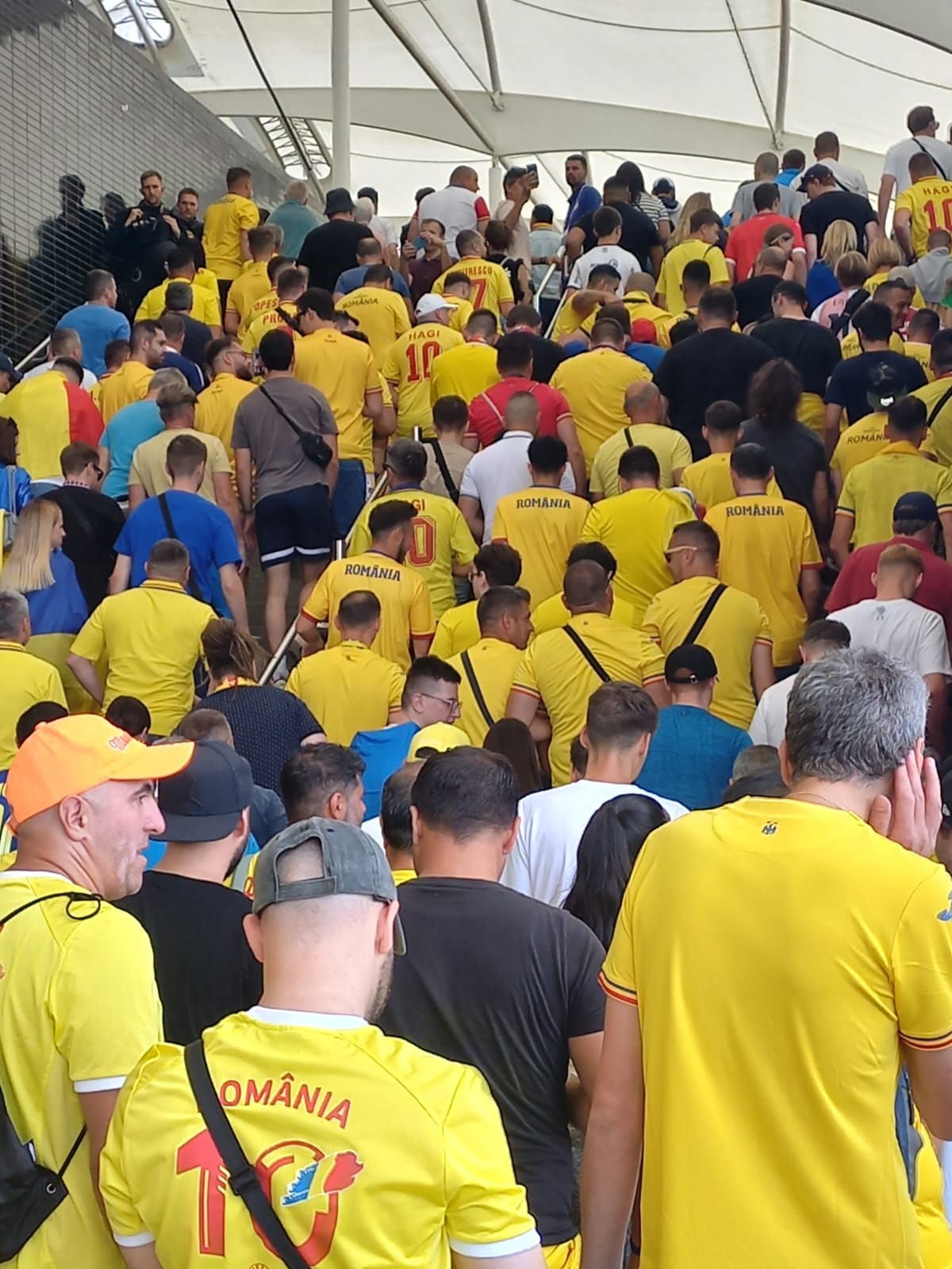 Suporterii români au ajuns la stadion: „Nebunie, frate!” | FOTO