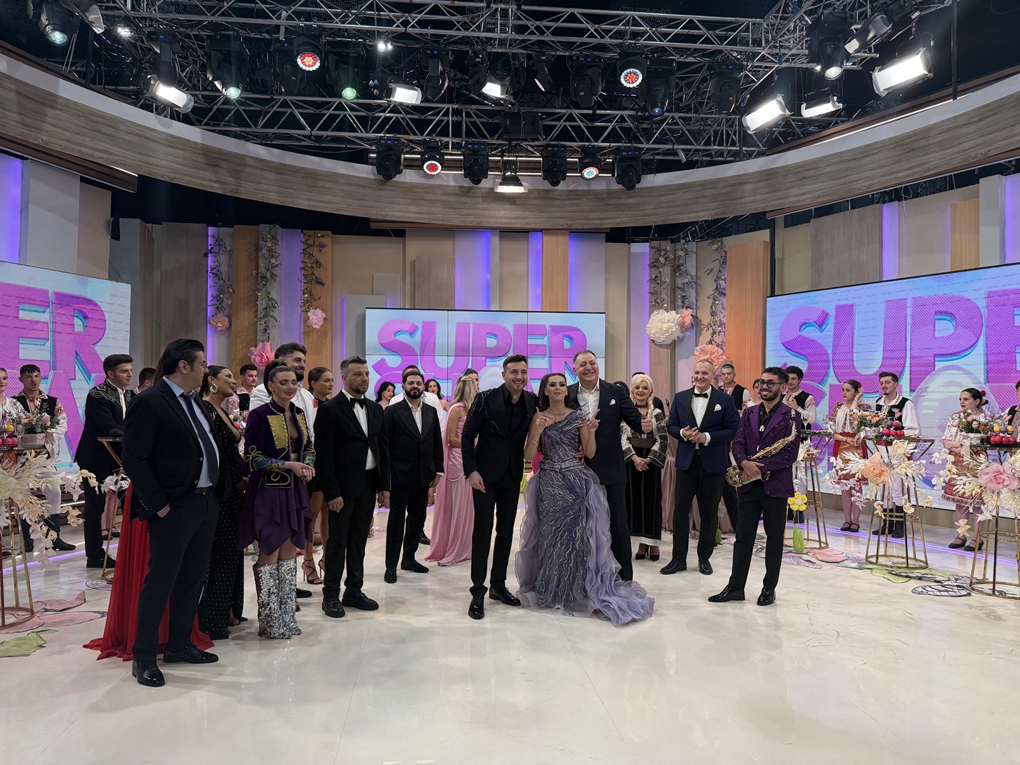 Program TV de Paște 2026 la Antena Stars. Valentin Sanfira și familia Clejanilor, printre numele care apar pe post