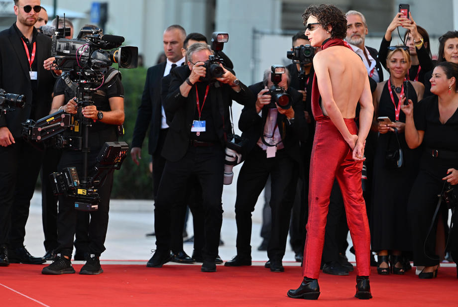 Timothée Chalamet, cu spatele gol la Festivalul de Film de la Veneția. Tânărul actor a ales și la acest eveniment o ținută excentrică