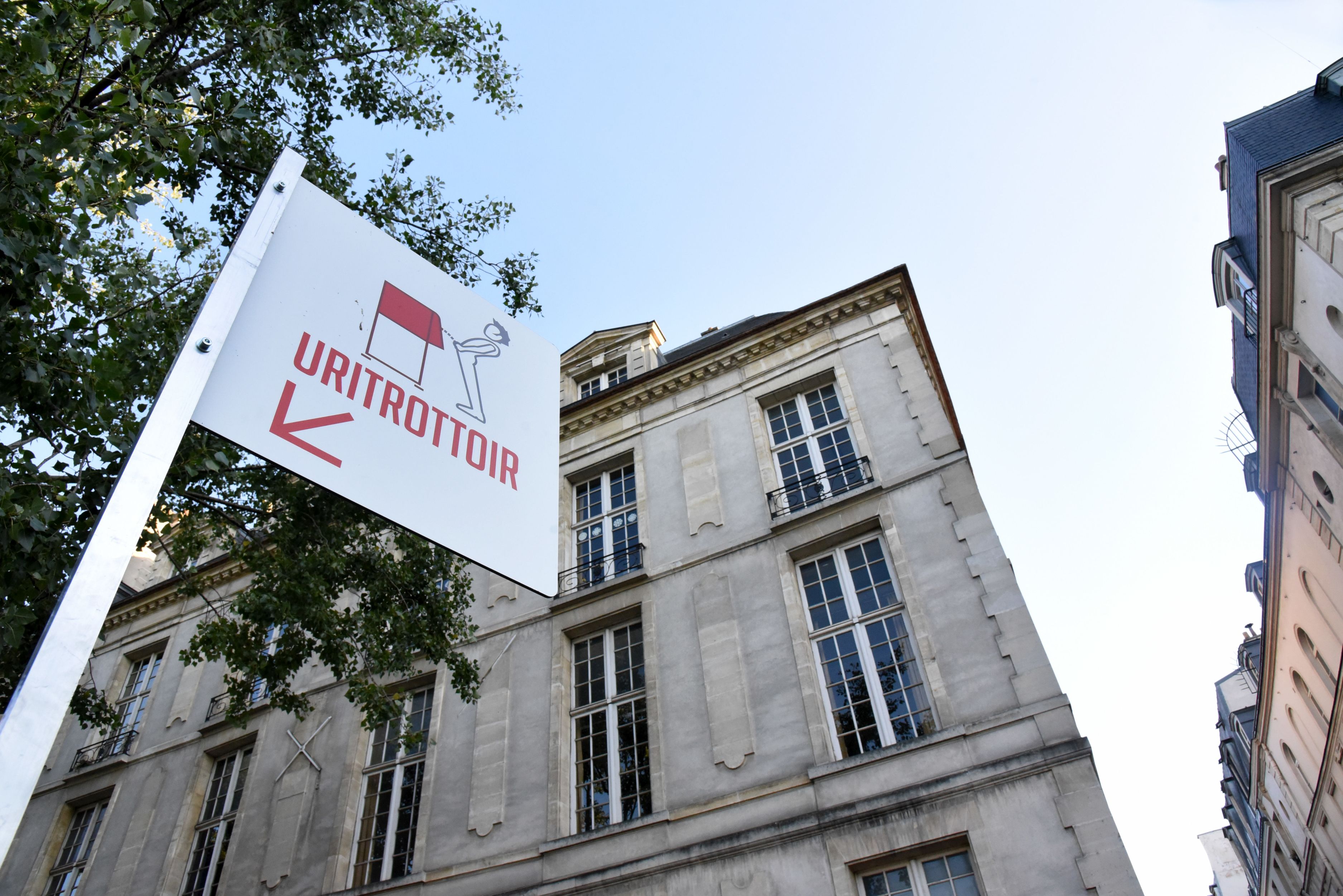 FOTO | Parisul a instalat mai multe pisoare publice, iar localnicii sunt revoltați