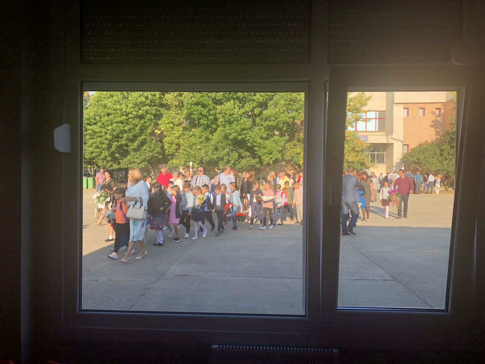 REPORTAJ/ Clopoțelul a sunat în containere la începerea noului an într-o școală din Timișoara. Primarul i-a îndemnat pe cei mici să devină ”oameni școlați” - FOTO