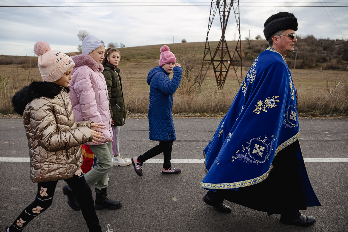 REPORTAJ Boboteaza pe malul Dunării, în comuna Ostrov: procesiune la debarcader, concurs de prins crucea și curse de cai