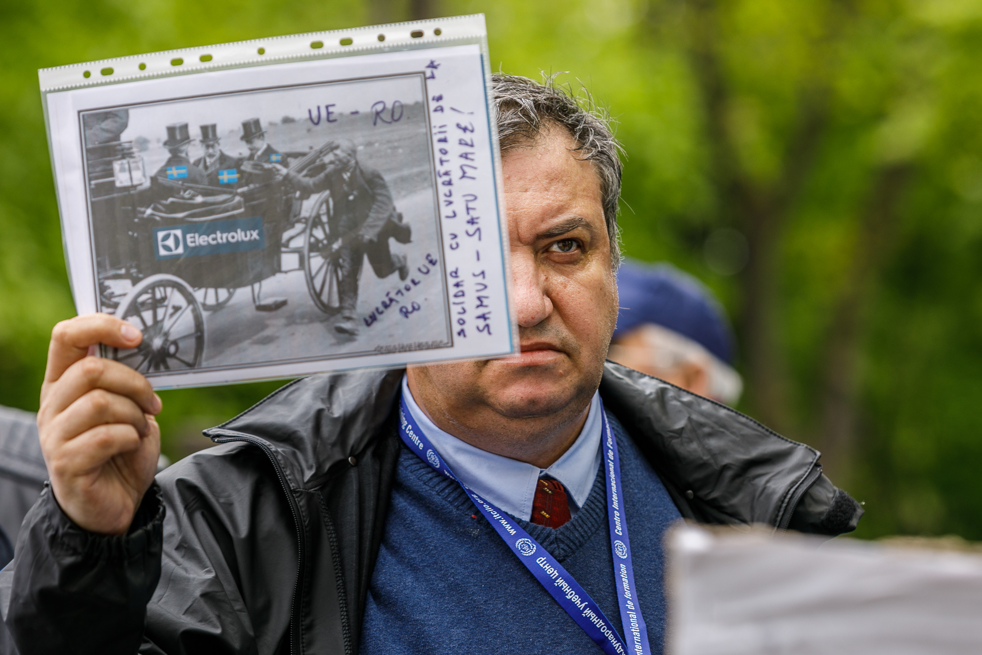 FOTOREPORTAJ | Portret de țară. Oamenii care au bătut țara pentru 2 lei pe oră în plus la salariu, în 20 de imagini. „Vestele albastre” de la Satu Mare au venit la București!