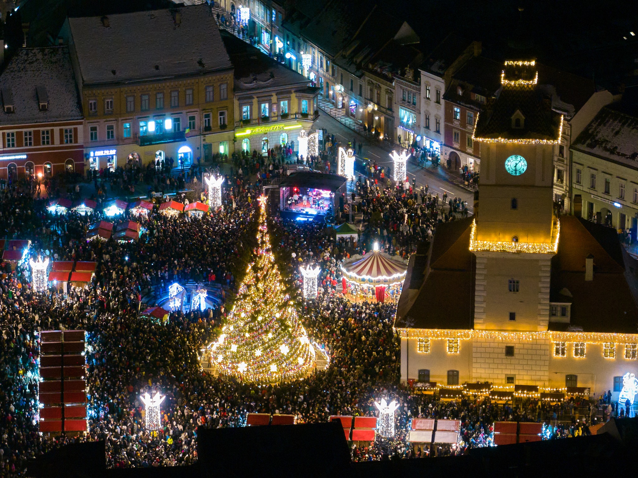 FOTO. Spectacol gastronomic la târgul de Crăciun de la Brașov. De la cârnați, sarmale și piftie la turtă dulce, cozonac și ciocolată de casă