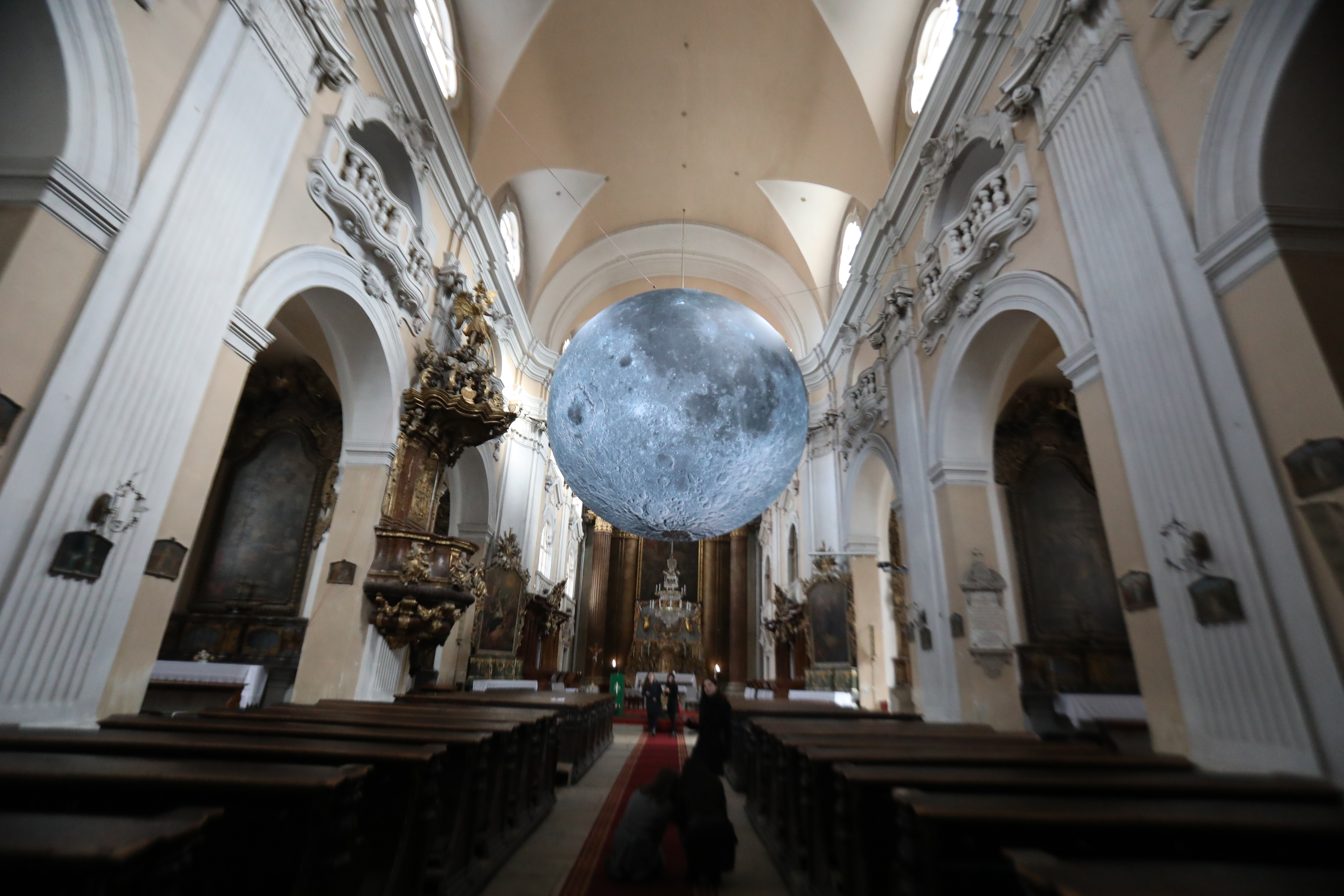 O Lună uriaşă a răsărit într-o biserică din Cluj-Napoca!