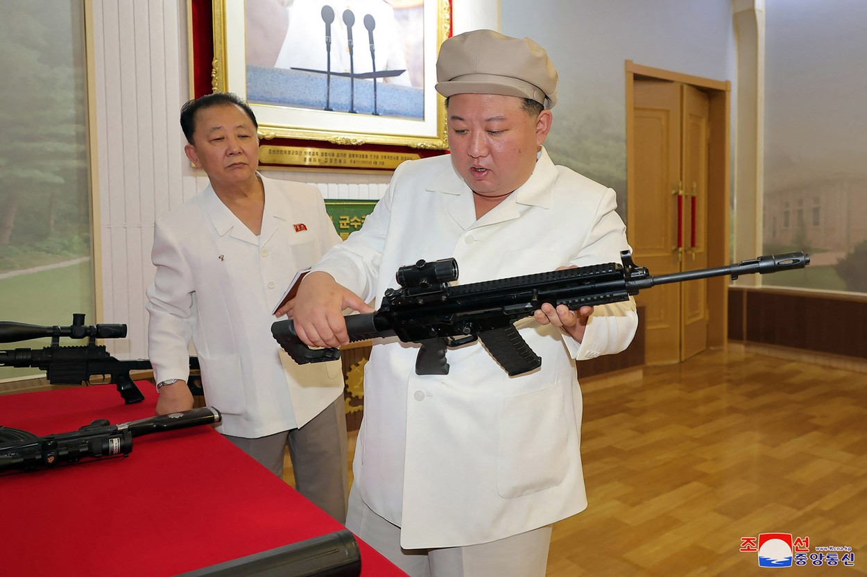 Kim Jong Un, fotografiat când trage cu arma. Liderul nord-coreean, în inspecție la fabricile de armament