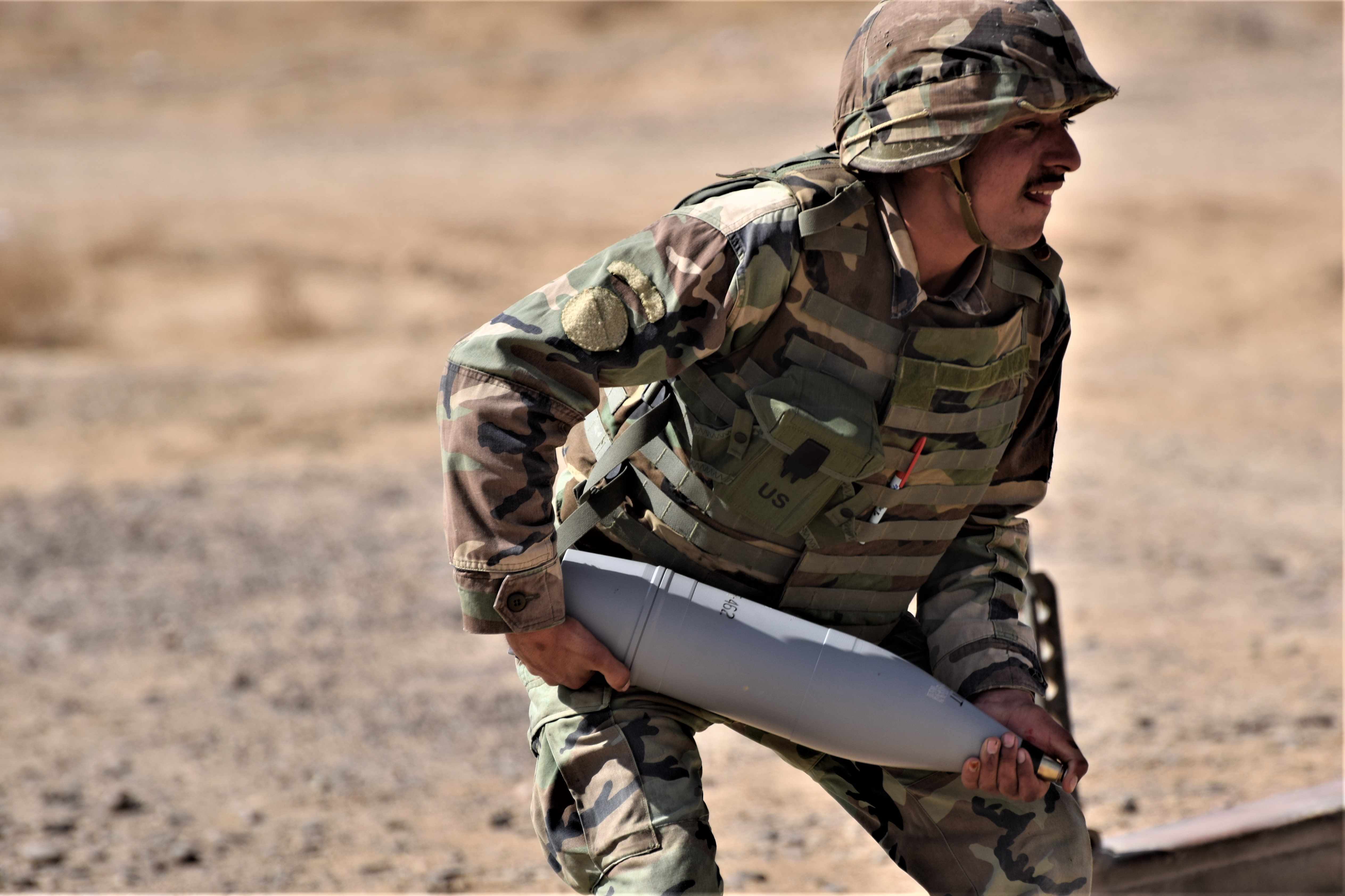 JURNAL DE FRONT DIN AFGANISTAN. Ziua 6: Militarii români îi învață pe afgani să tragă cu tunul - VIDEO