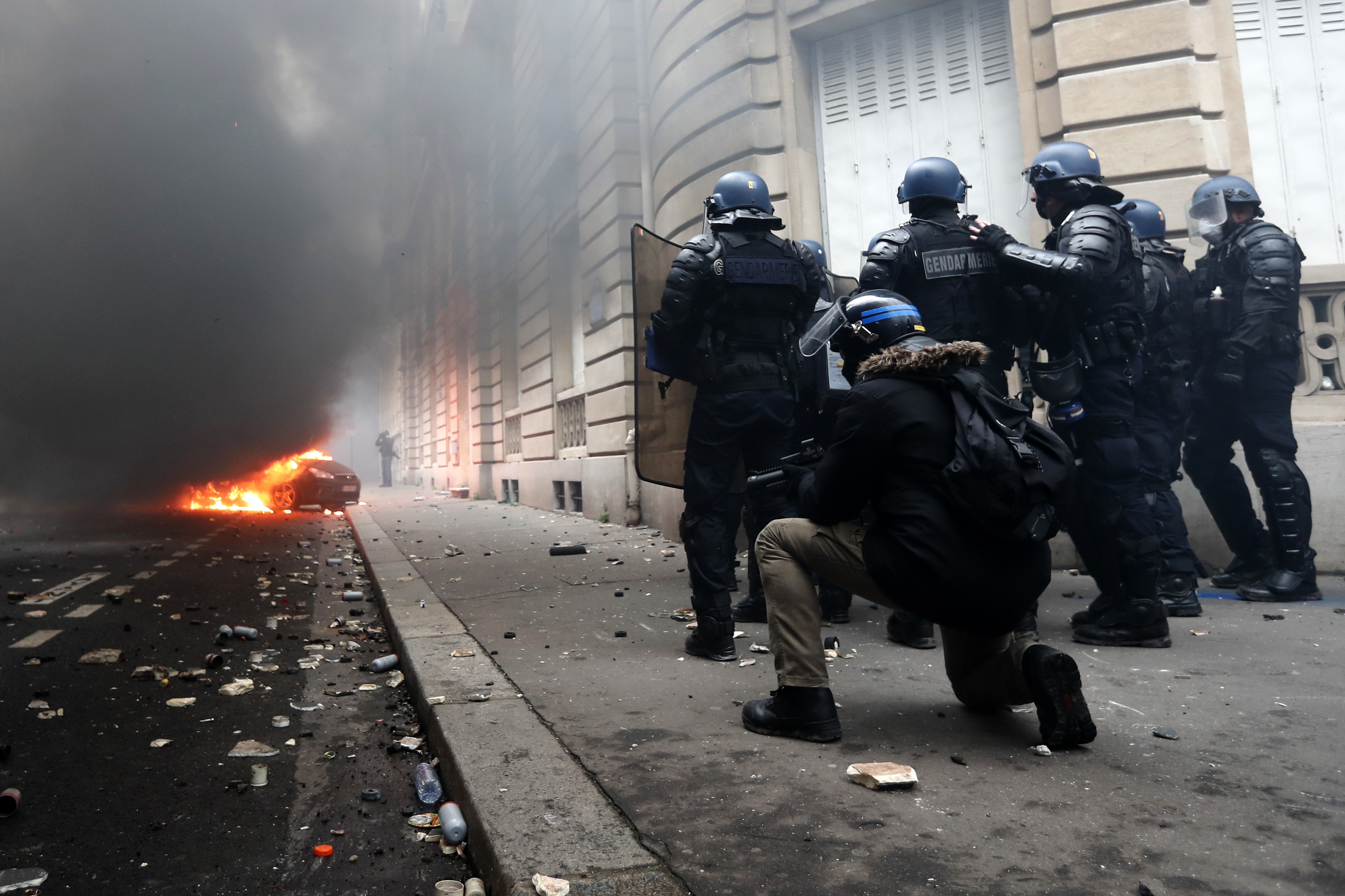 FOTO | Protestul "vestelor galbene" de la Paris în imagini. Cele mai impresionante fotografii surprinse în timpul violențelor din capitala Franței