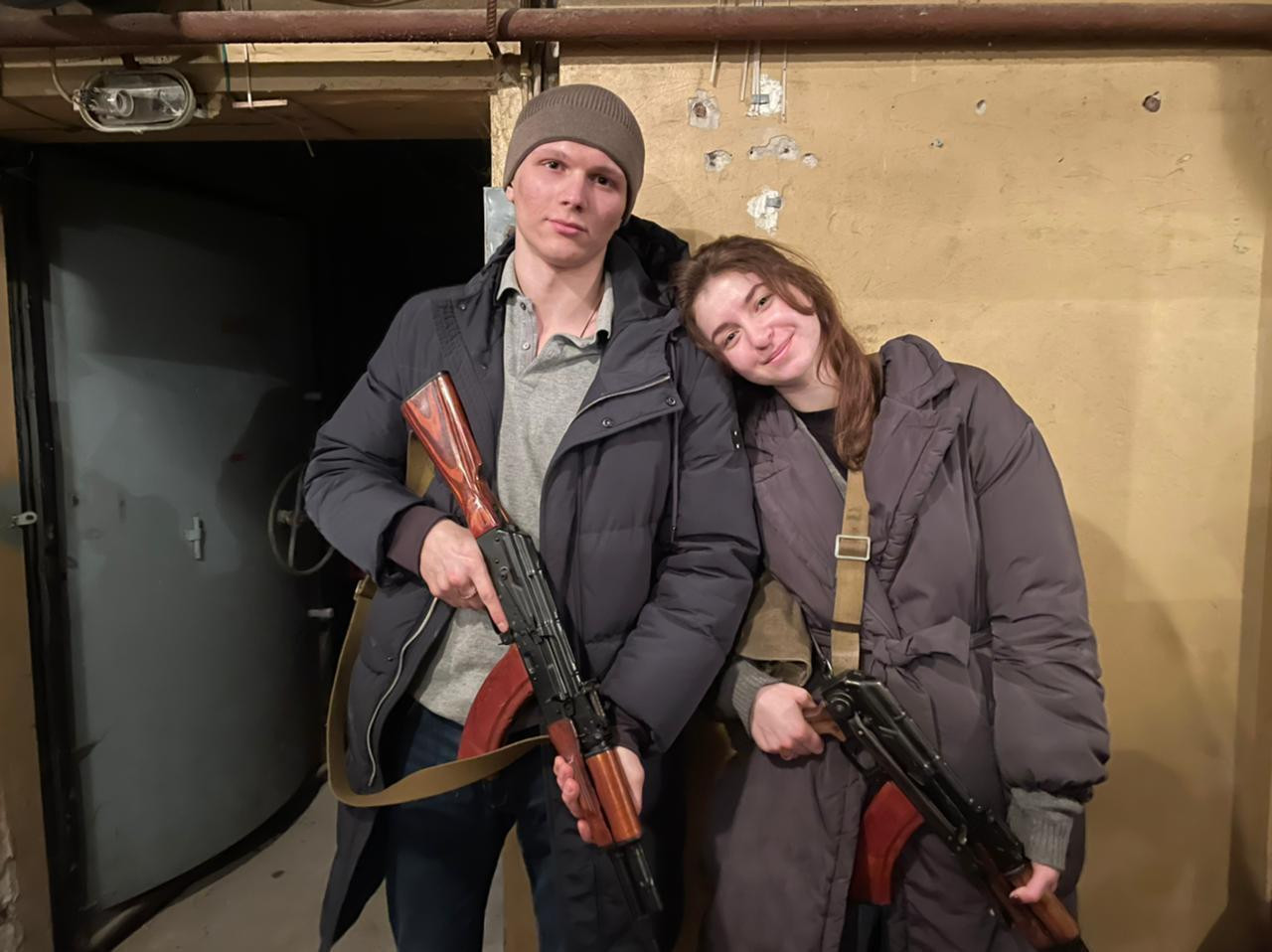 Cuplul care s-a căsătorit în prima zi a invaziei ruse și-a început luna de miere cu arma în mână, în Kiev