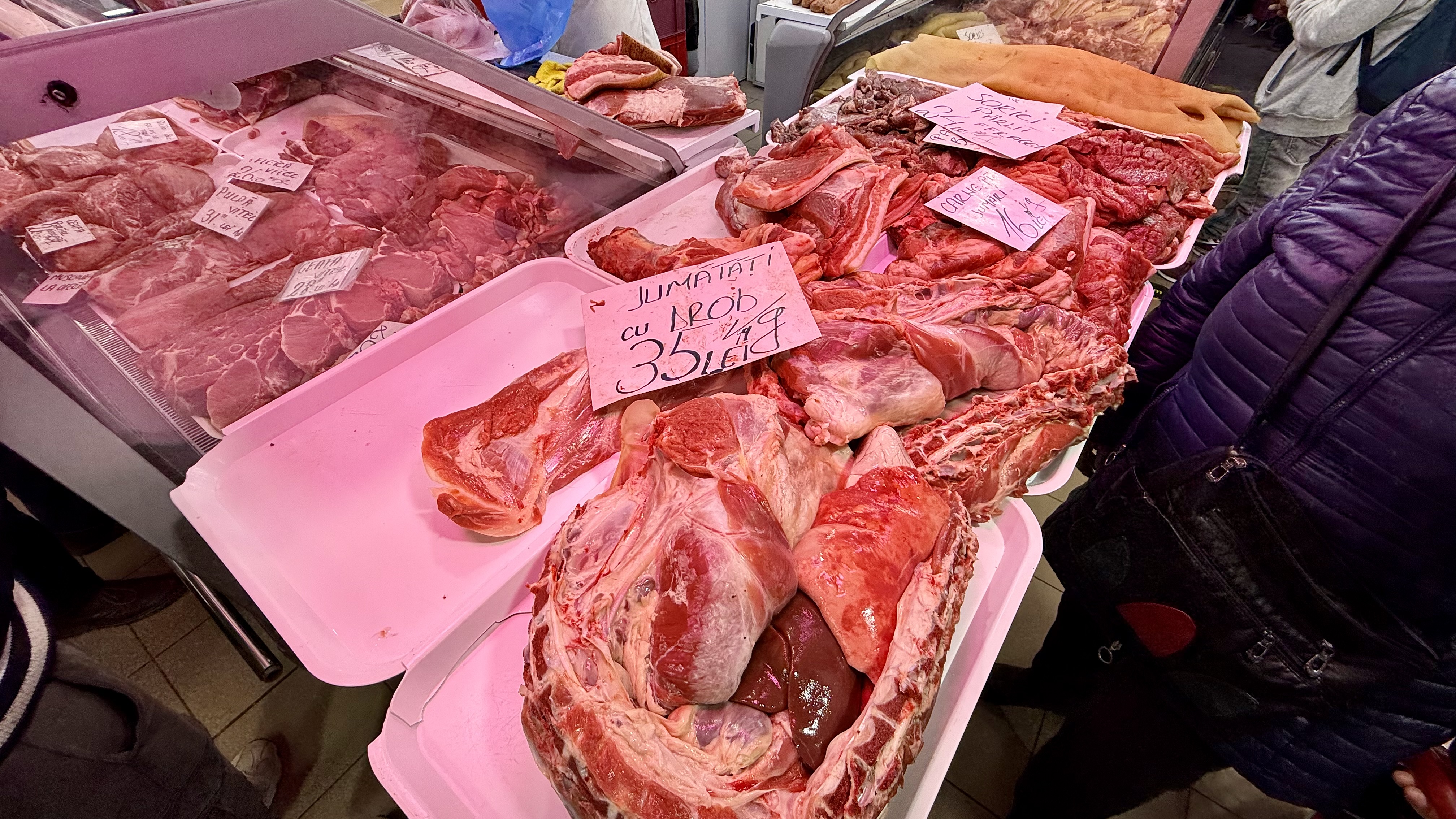 Preț miei Paște 2026. Cât costă kilogramul de carne de miel la București? „Am luat jumătate și am terminat bâlciul!”