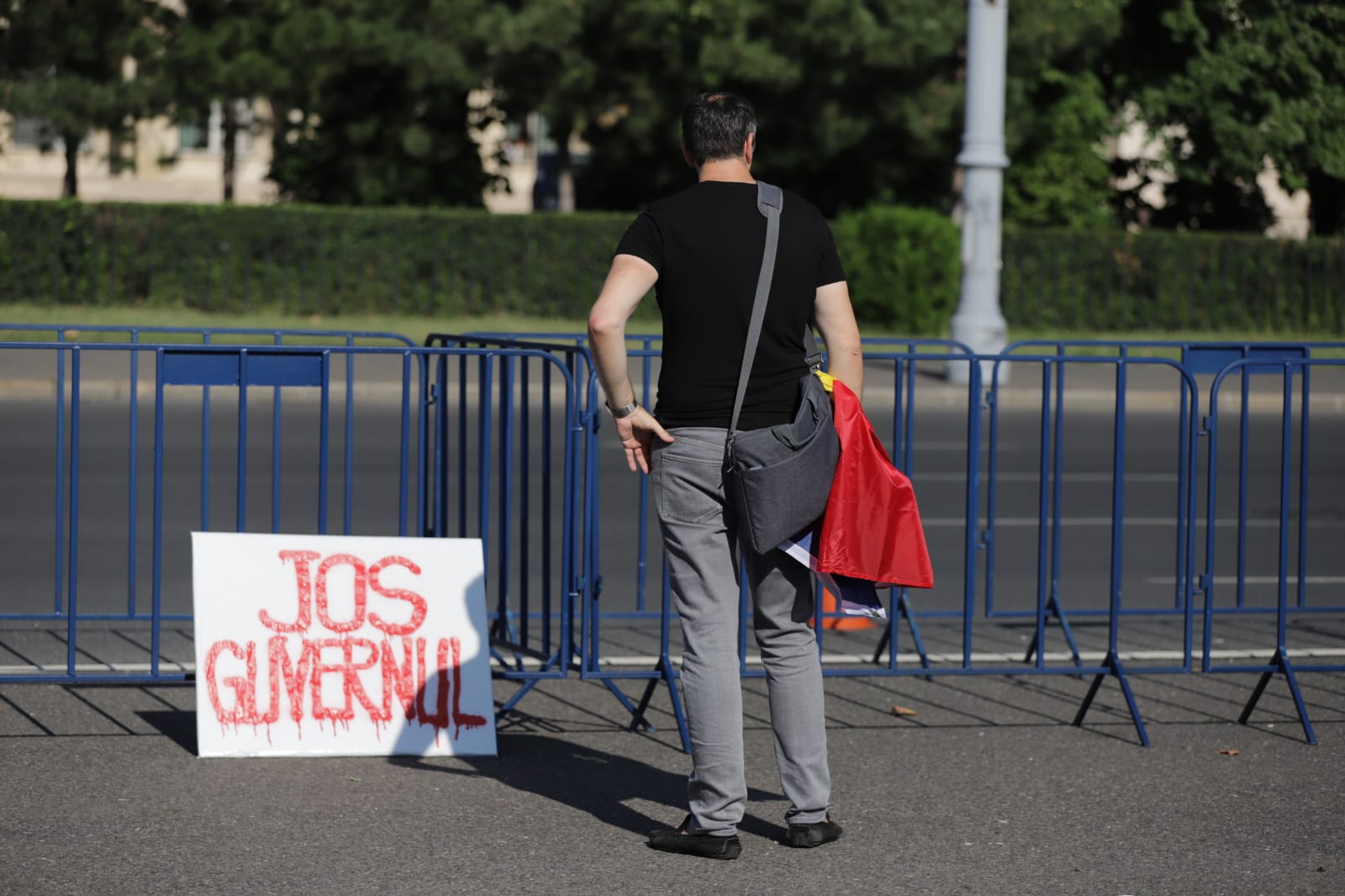 Susținătorii lui Călin Georgescu protestează în Piața Victoriei după majorarea TVA și își strigă nemulțumirile pe versurile unei melodii: „Tăiați de la voi, nu de la noi”