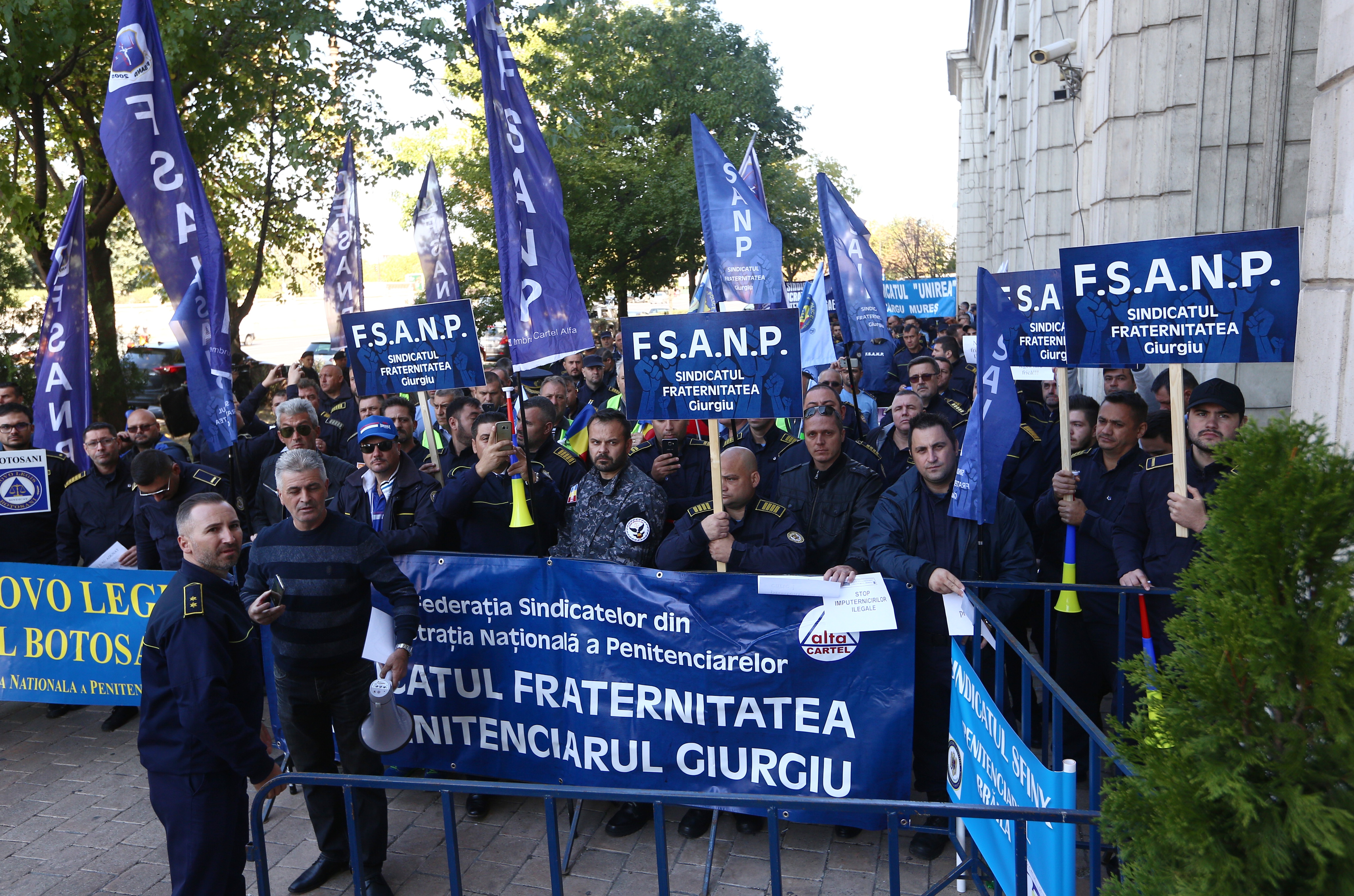 FOTO| Sute de gardieni din penitenciare protestează în fața Ministerului Justiției. Se cere demisia lui Tudorel Toader