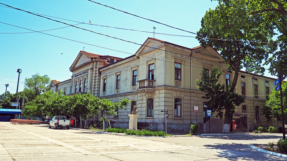 Urmașul unora dintre întemeietorii orașului Sulina știe toate poveștile despre începuturile vieții pe grinduri. Turcoaica și cafeneaua pe stâlpi de lemn, pirații mlaștinilor și raiul negustorilor