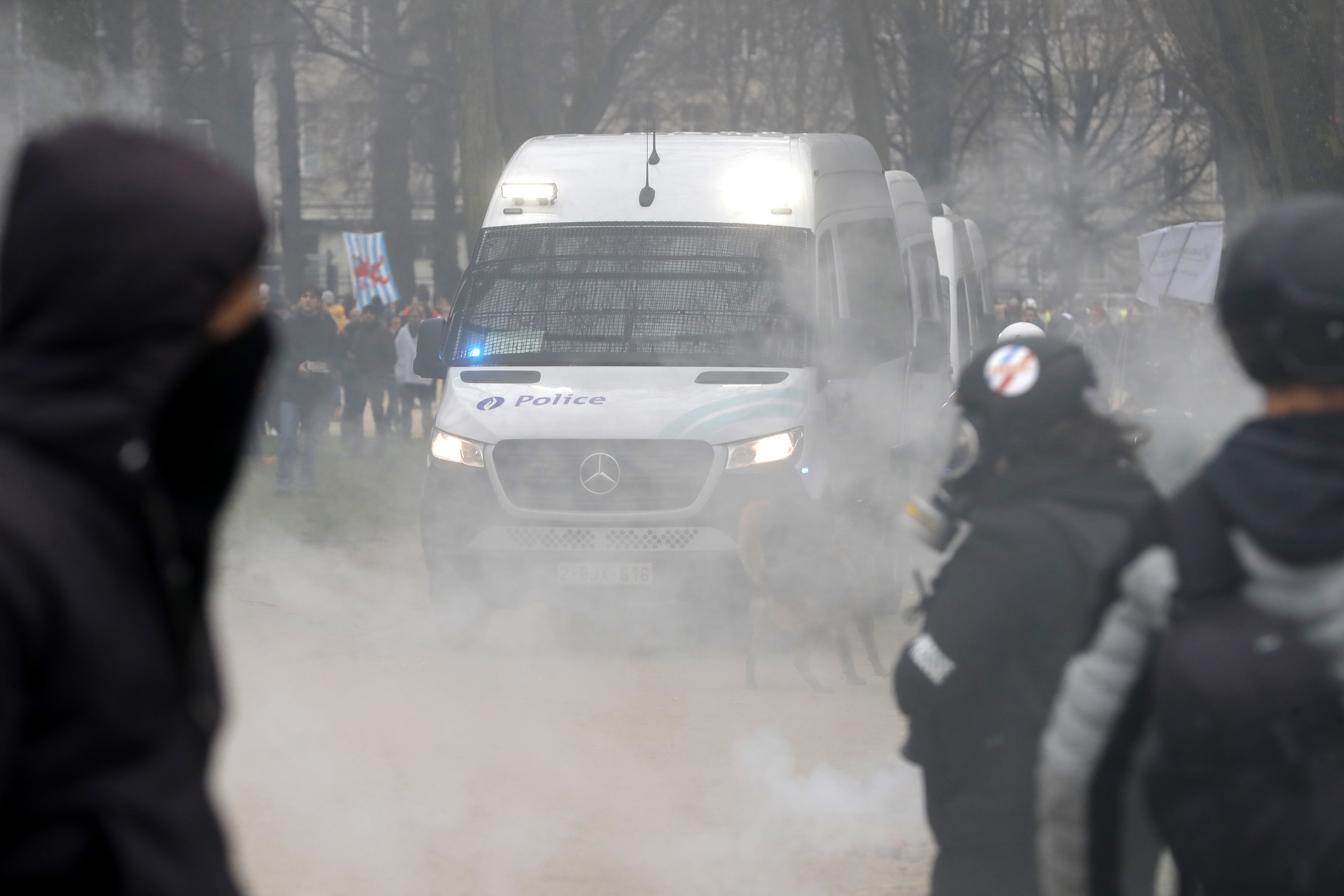 Proteste violente la Bruxelles, față de măsurile sanitare. Zeci de arestări în urma ciocnirilor dintre poliție și manifestanți