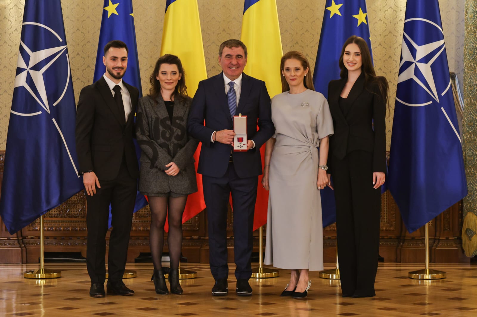 De ce a lipsit Ianis Hagi de la Palatul Cotroceni, unde Gică Hagi a fost decorat de Ilie Bolojan