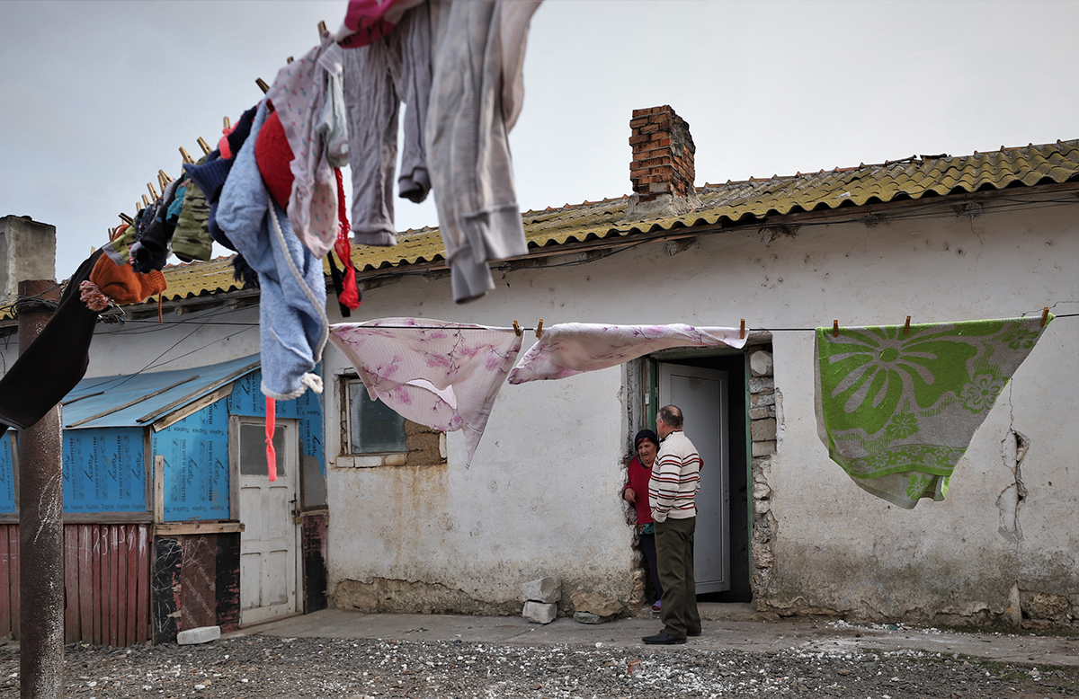 REPORTAJ. Peste 20 de familii dintr-un sat de lângă Mangalia plătesc chirie primăriei pentru că stau în clădirile fostului IAS. Unele au fost grajduri. „Am crescut cinci copii aici!”