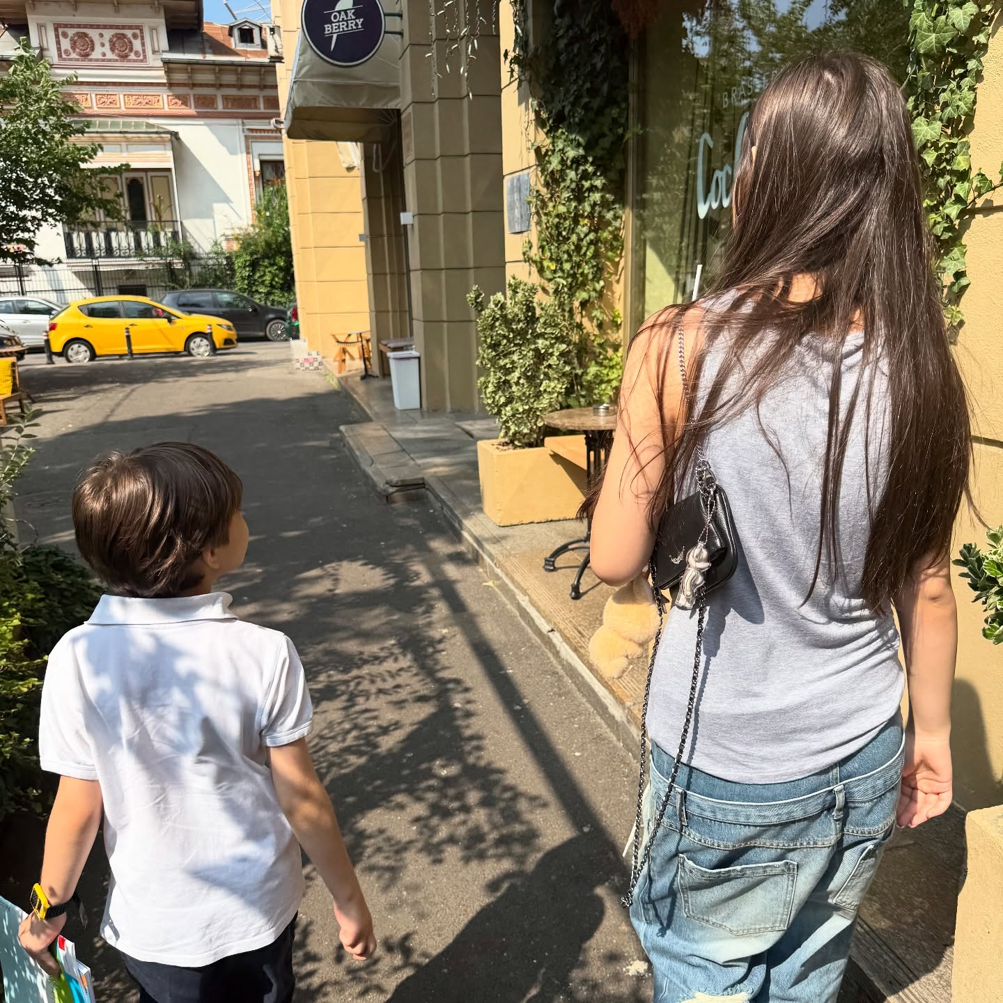 Minelli își plătește fata să îl adoarmă pe fratele mai mic. Câți bani îi dă zilnic: „Suntem în a doua lună, și-a luat salariul”