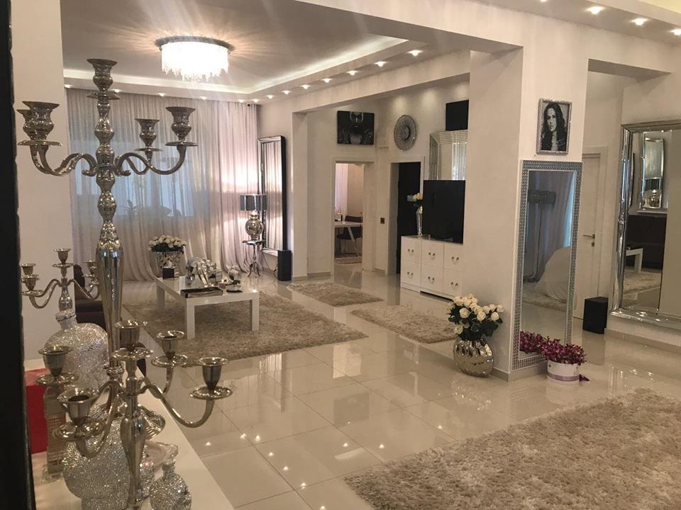 Imagini cu bradul de Crăciun al Oanei Zăvoranu. Cum arată casa actriței, plină de oglinzi și obiecte strălucitoare