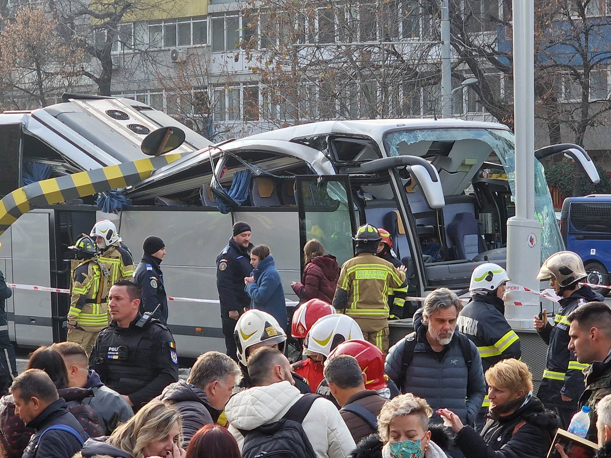 Impact violent la intrarea în Pasajul Unirii. Un mort și 24 de răniți, după ce un autocar cu turiști a intrat în limitatorul de înălțime