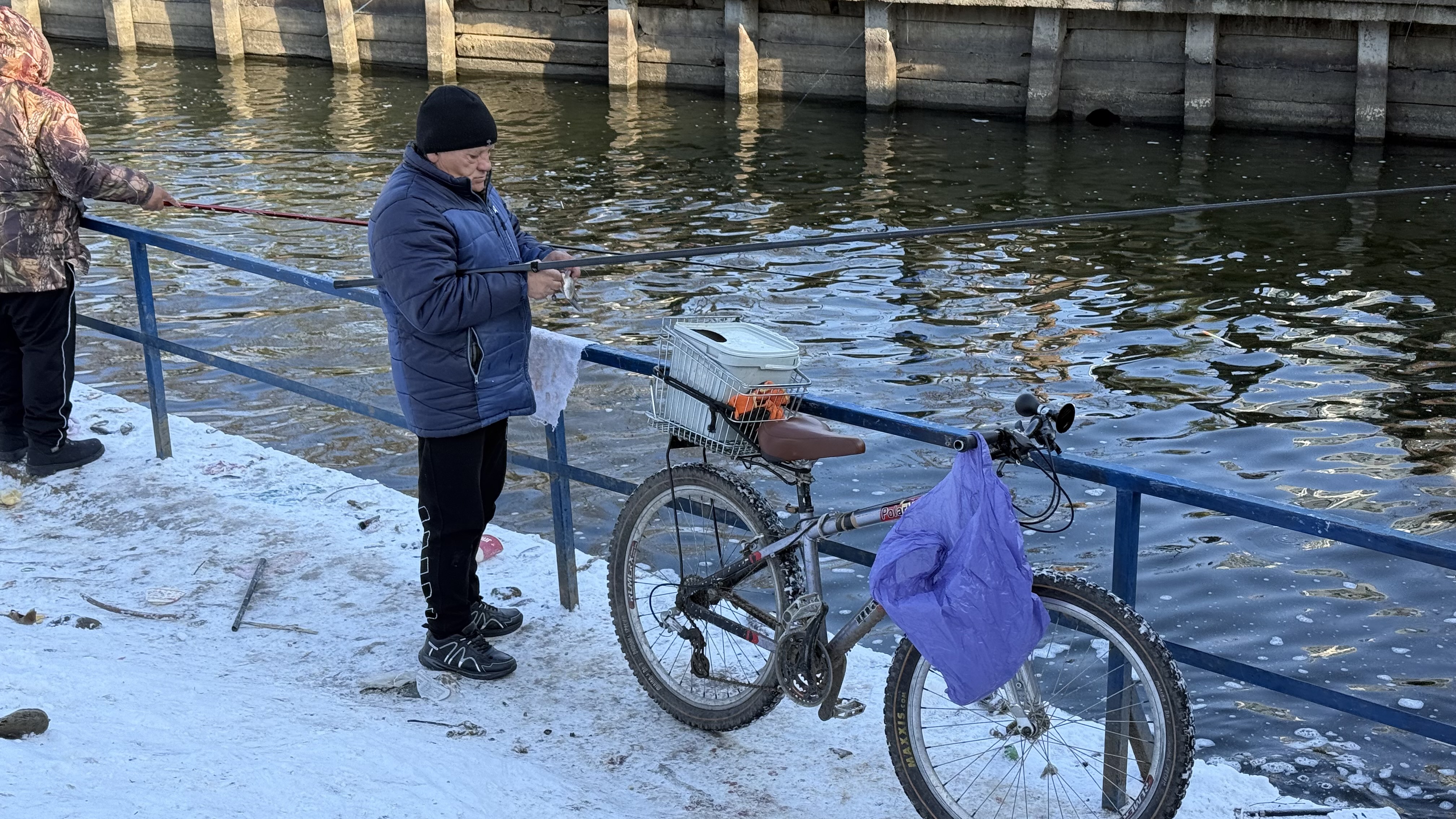 „Mi-e rușine că am muncit o viață și tot tremur pe baltă pentru mâncare”. Cum arată viața pescarilor amatori într-un weekend geros de ianuarie, în Colentina
