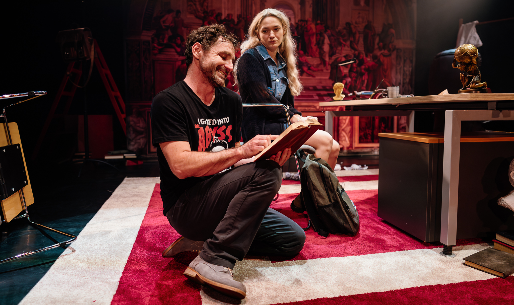 INTERVIU | Abuzul de putere dintre un profesor și o studentă, explorat într-un spectacol de teatru: „Pune sub lupă responsabilitatea actului educațional”