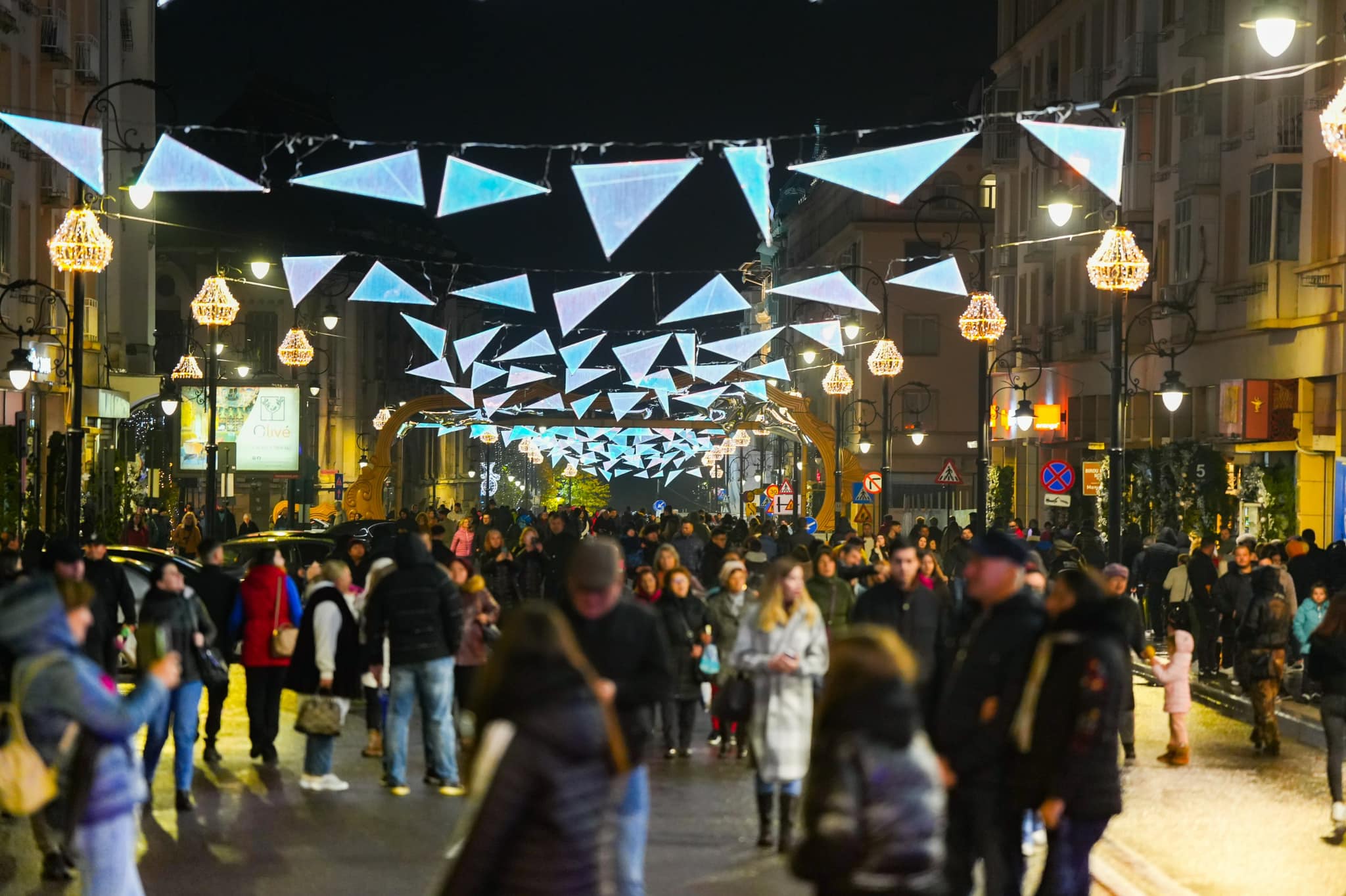 FOTO. Târgul de Crăciun de la Craiova și-a deschis porțile: o roată panoramică-gigant, patinoar, căsuțe cu produse tradiționale și două milioane de beculețe au transformat Bănia