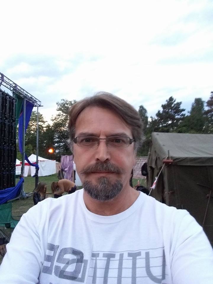 Imagini de la priveghiul lui Ioan Isaiu. Sicriul cu trupul neînsuflețit al actorului a fost depus la Teatrul Național Cluj-Napoca