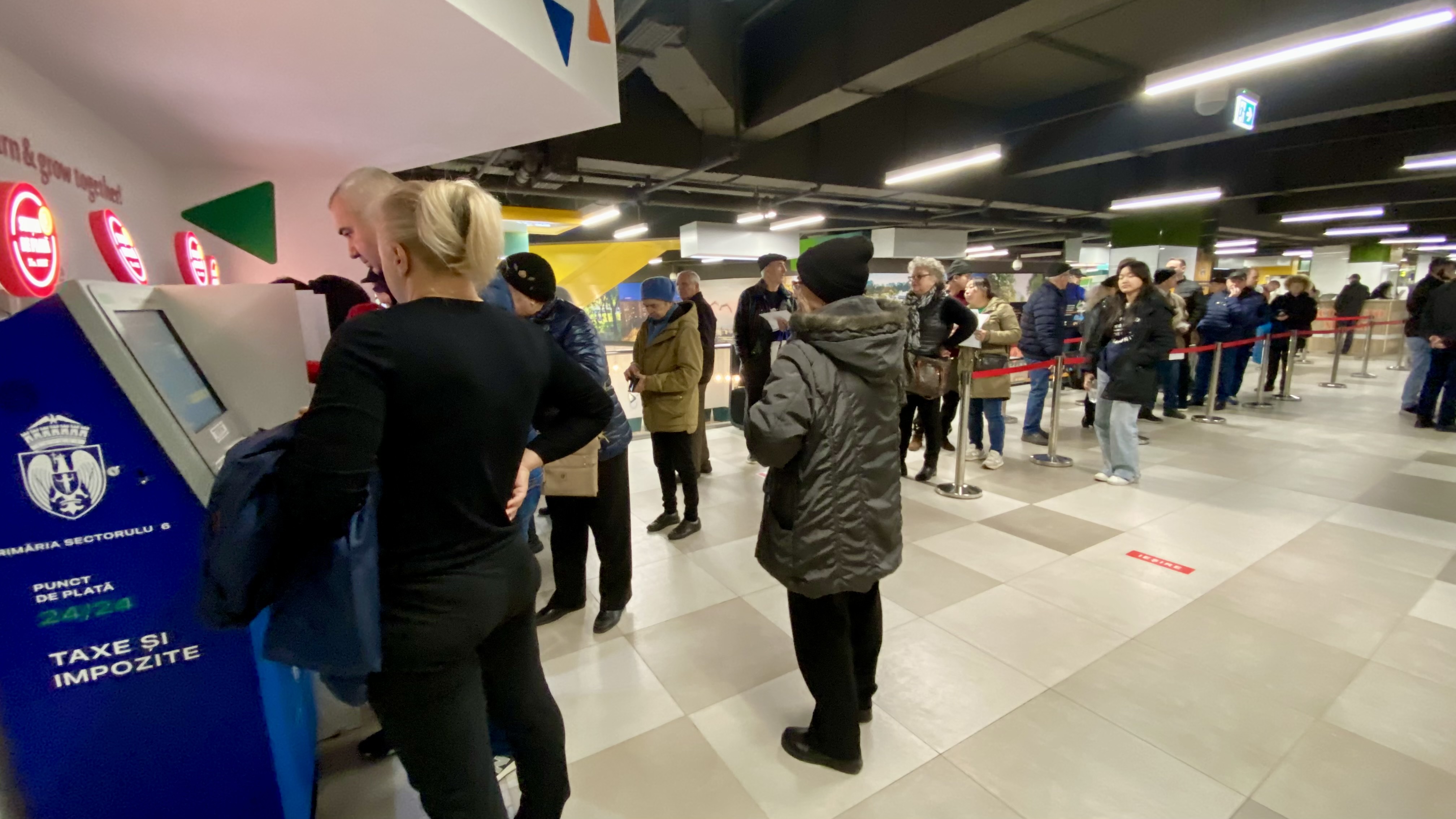 FOTO. Cozi mari la centrele de plată a taxelor, în prima zi lucrătoare din 2024. Dările se pot plăti la stațiile de tip SelfPay, dar și online