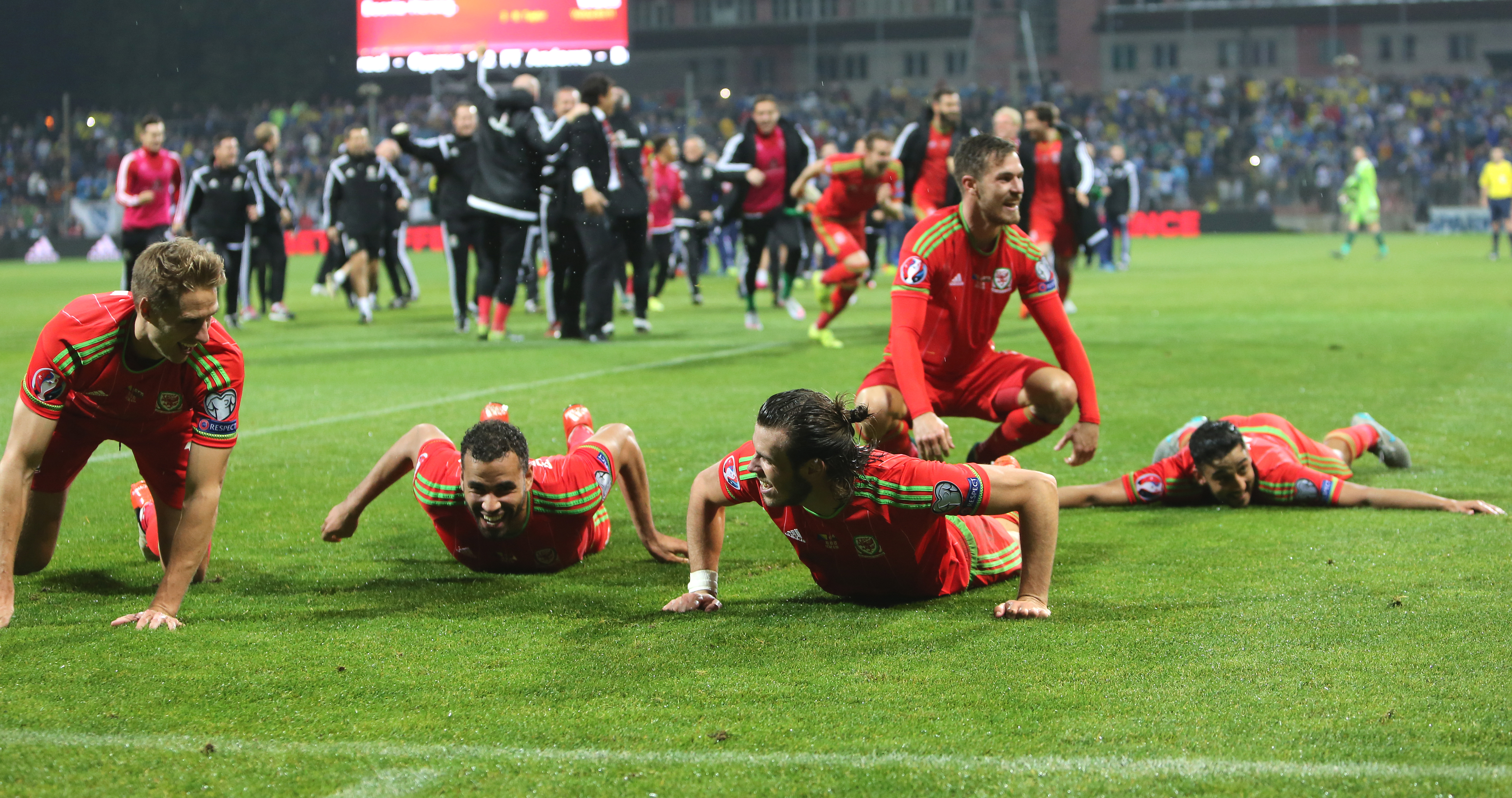 Bucurie de nedescris în Țara Galilor. Naționala lui Gareth Bale s-a calificat, după 57 de ani, la un turneu final. În premieră la Euro