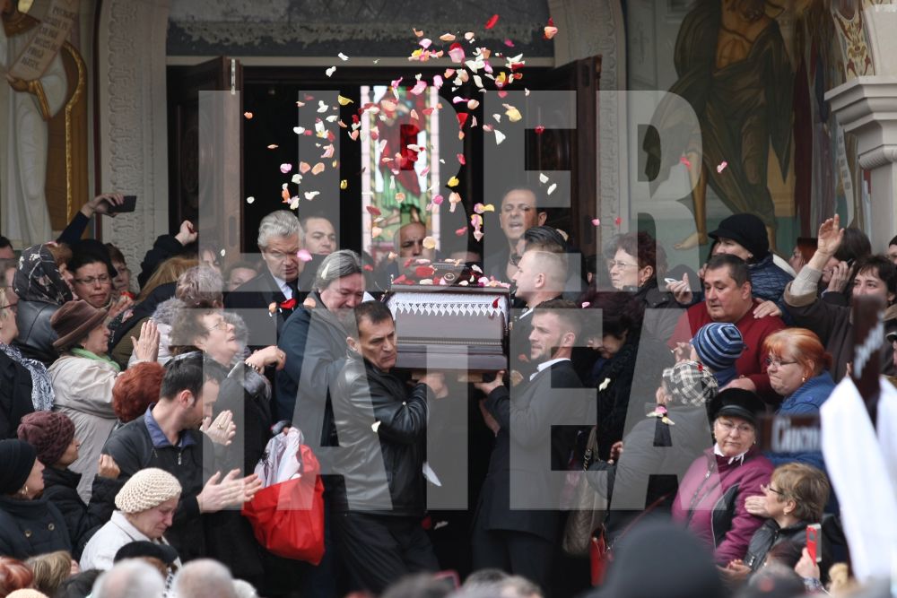 VIDEO și FOTO EXCLUSIV / Ileana Ciuculete a fost înmormântată. Cântăreața de muzică populară a fost condusă pe ultimul drum de sute de persoane