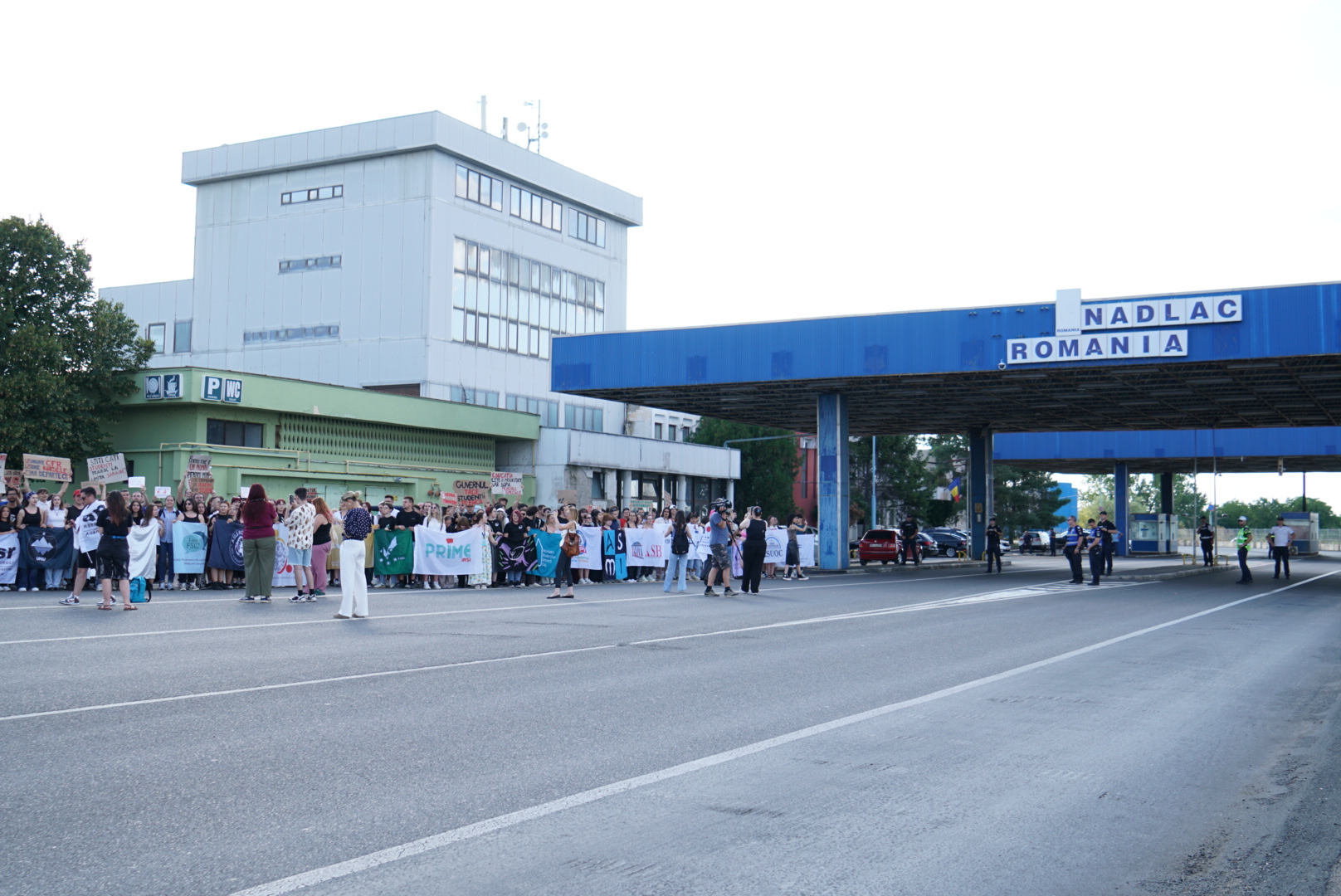 Daniel David îi sfătuiește pe studenții care protestează față de tăierile burselor să-și ia un job part-time: „Noi nu avem cultura asta”