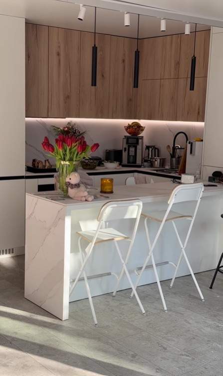 Cum arată bucătăria Laurei Cosoi după ce a fost renovată. „Mi-am îndeplinit visul. Ador lumina apusului care umple încăperea”