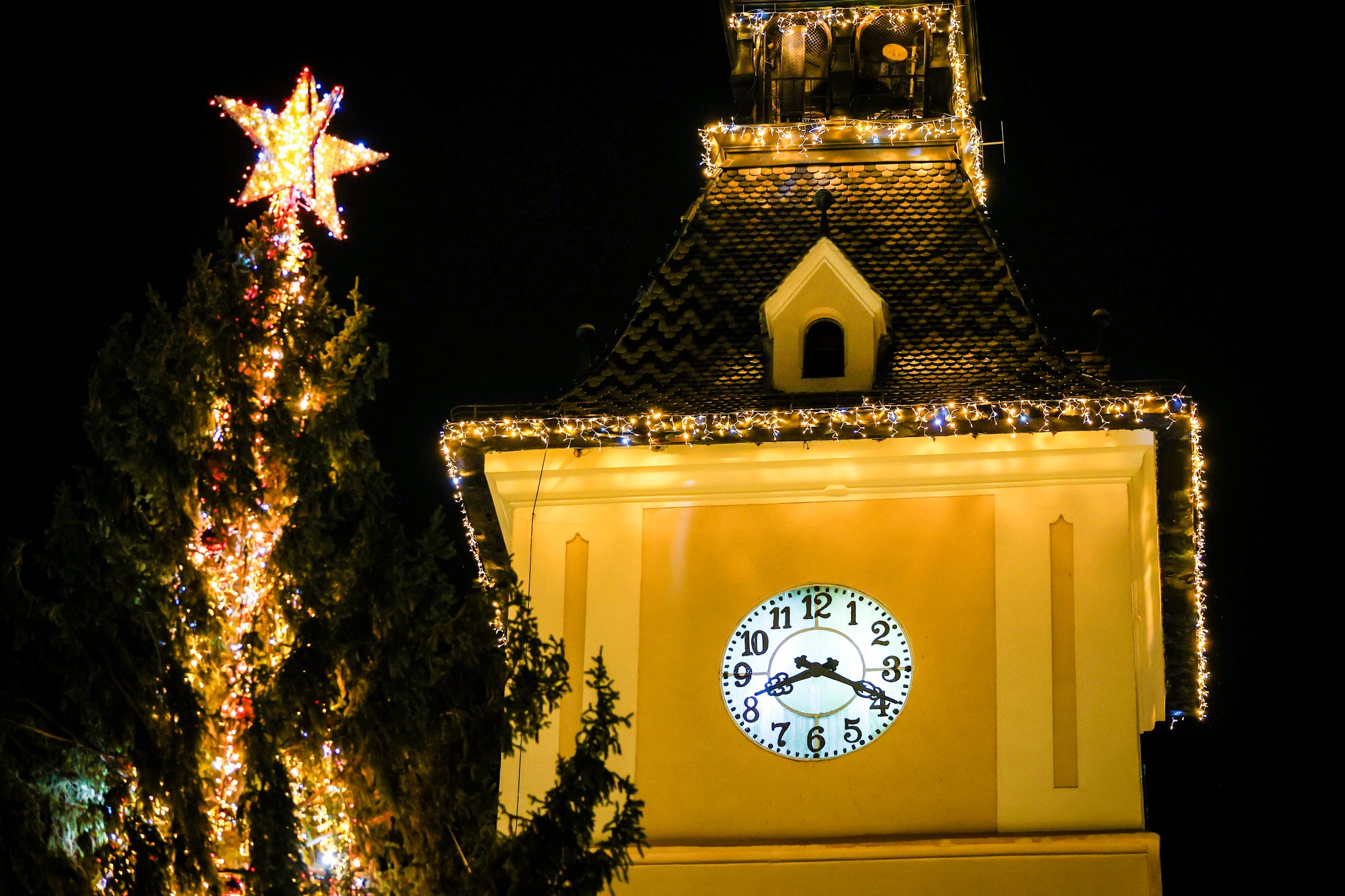 FOTO. Spectacol gastronomic la târgul de Crăciun de la Brașov. De la cârnați, sarmale și piftie la turtă dulce, cozonac și ciocolată de casă