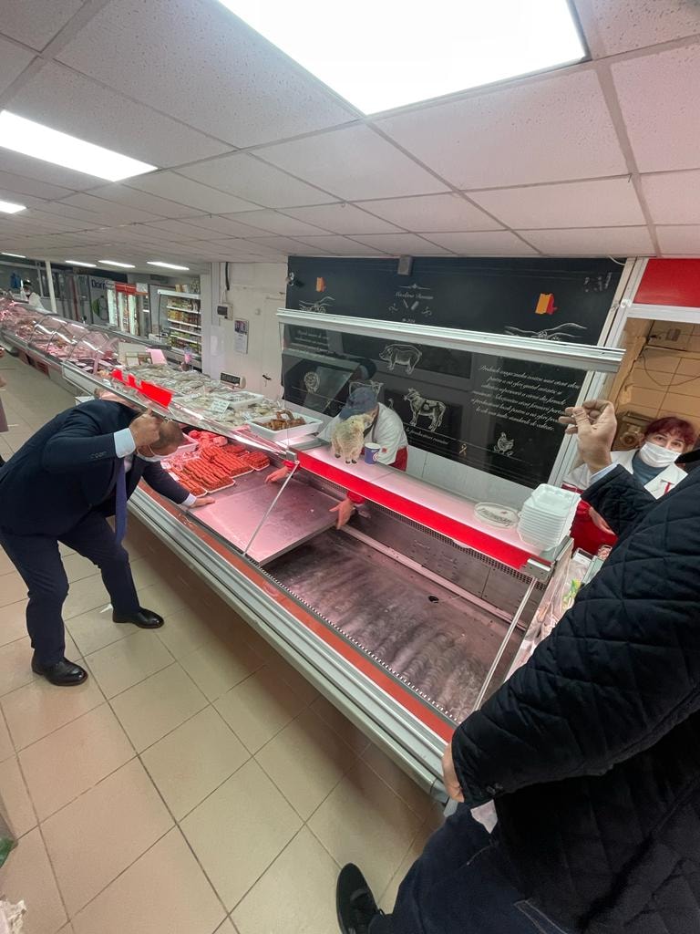 Piața Berceni și magazinul Mega Image din Piața Reșița, închise pentru 6 luni de ANPC. Mucegai, gândaci și rugină, printre neregulile descoperite