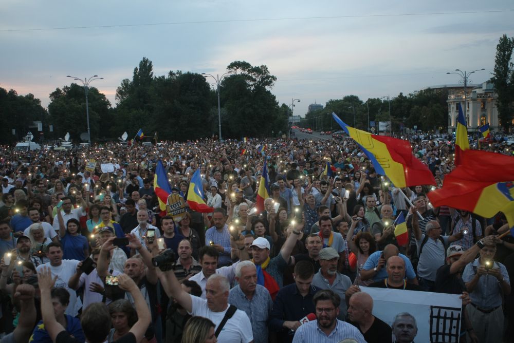 FOTO&VIDEO/ Câteva mii de persoane au protestat în Piața Victoriei, joi seară