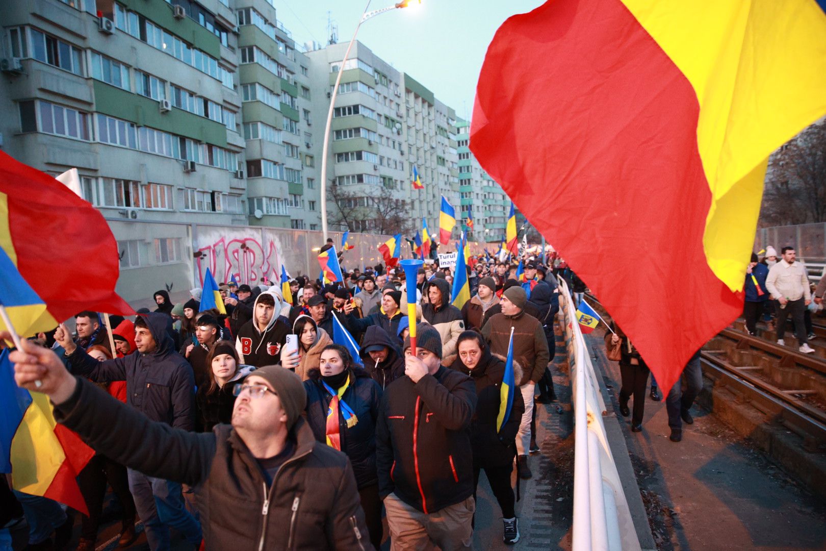 LIVE TEXT: Zeci de mii de oameni la protestul organizat de AUR în București. Mai mulți protestatari aveau asupra lor cuţite, bricege și substanţe interzise