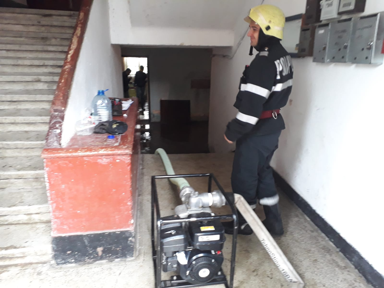 Unsprezece apartamente ale unui bloc din Bod, judeţul Braşov, au fost inundate/ VIDEO&GALERIE FOTO