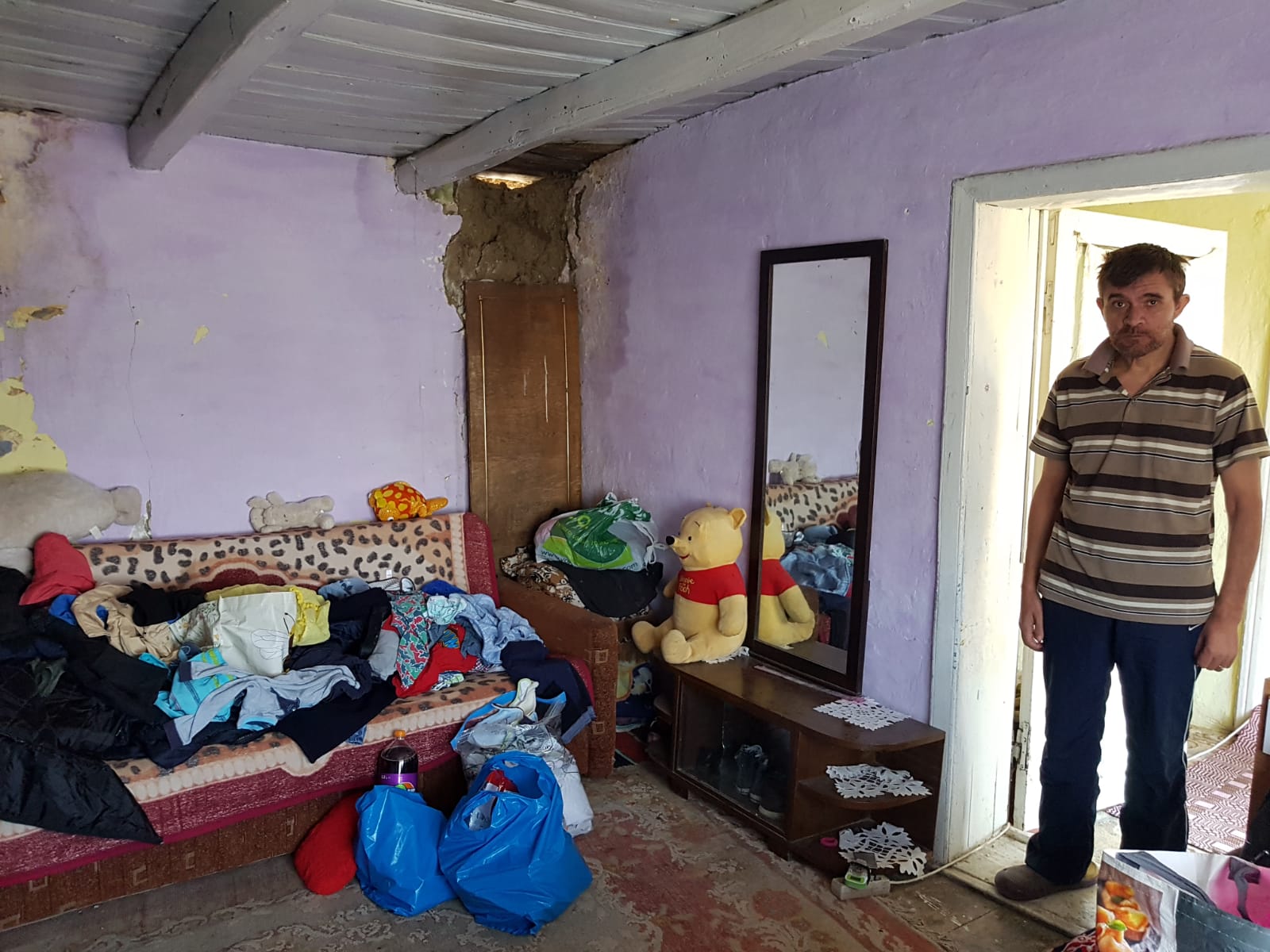 REPORTAJ: Am fost acasă la copila care merge flămândă la școală. Șapte suflete, fără speranță: trăiesc într-o cocioabă, fără frigider și aragaz și se tem că nu vor trece iarna/VIDEO&FOTO