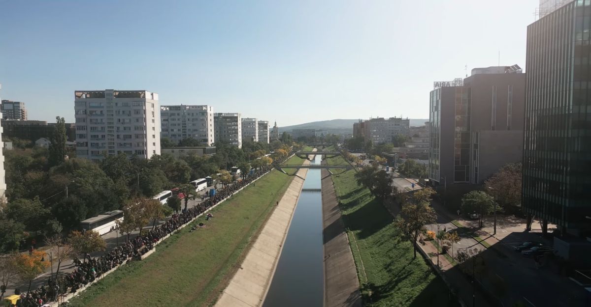 Imagini cu mii de pelerini care stau la coadă la moaștele Sfintei Parascheva, filmate cu drona