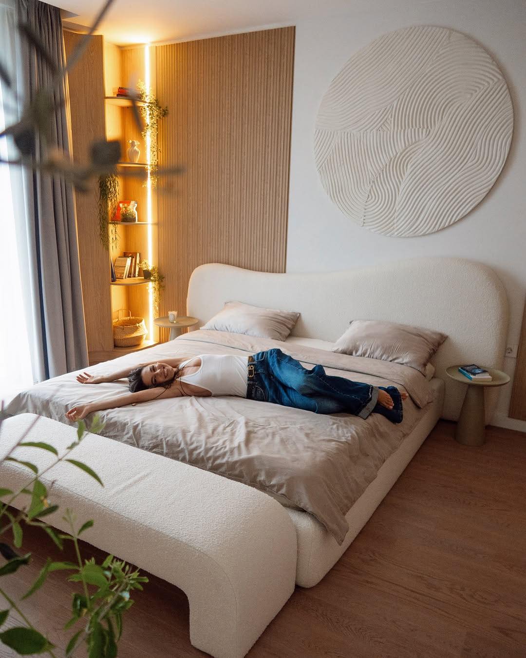 Imagini din casa în care Mira s-a mutat cu Levi Elekes. Locuința e luminoasă, mai puțin bucătăria, care e neagră: „Mă trezesc și eu cu chef de viață”
