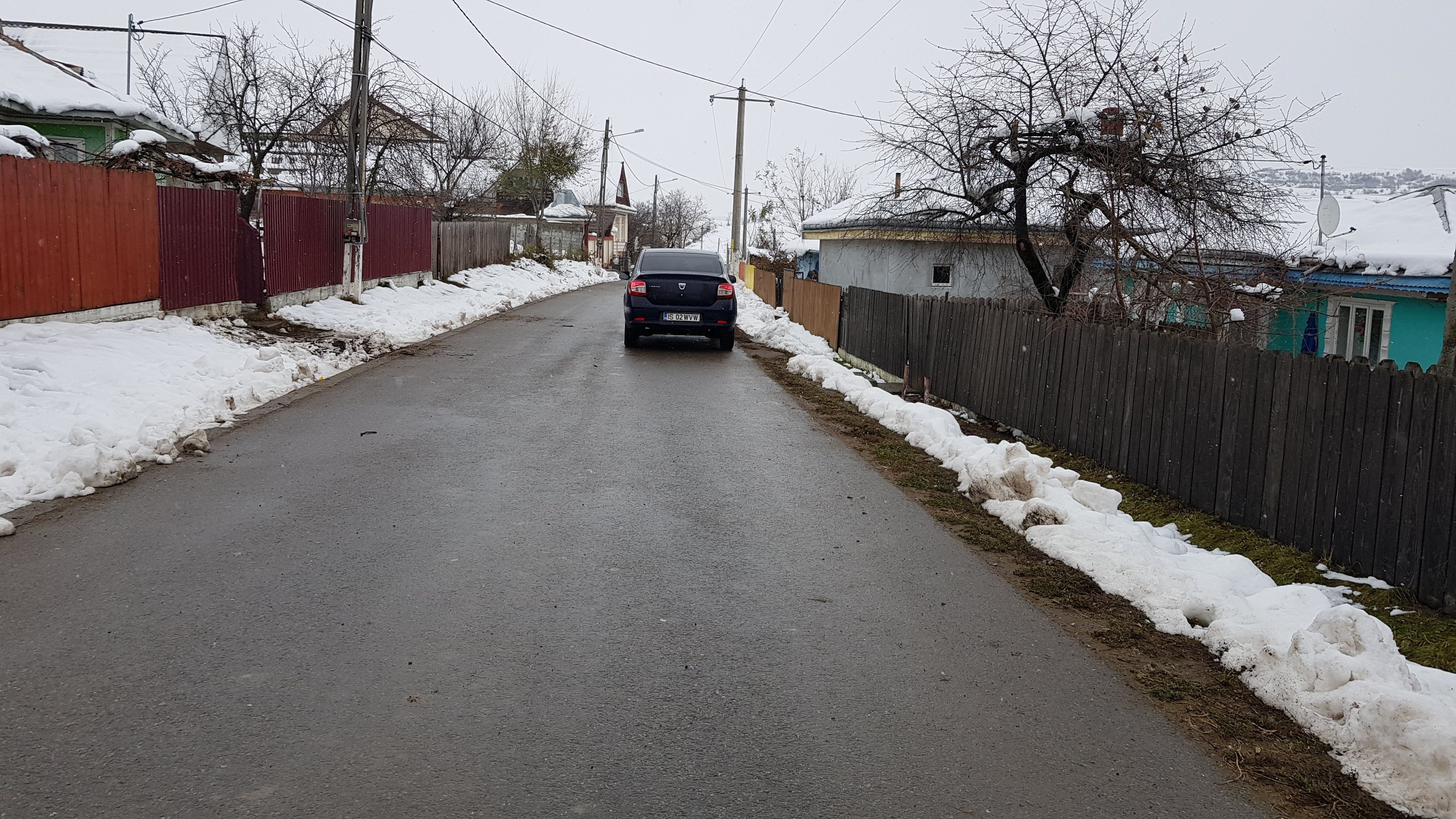 REPORTAJ/ Povestea din spatele unei fotografii virale: doi copii în picioarele goale pe stradă, în prag de iarnă. Zece suflete înghesuite într-o căsuță și lecția de demnitate cu care-și înfruntă soarta